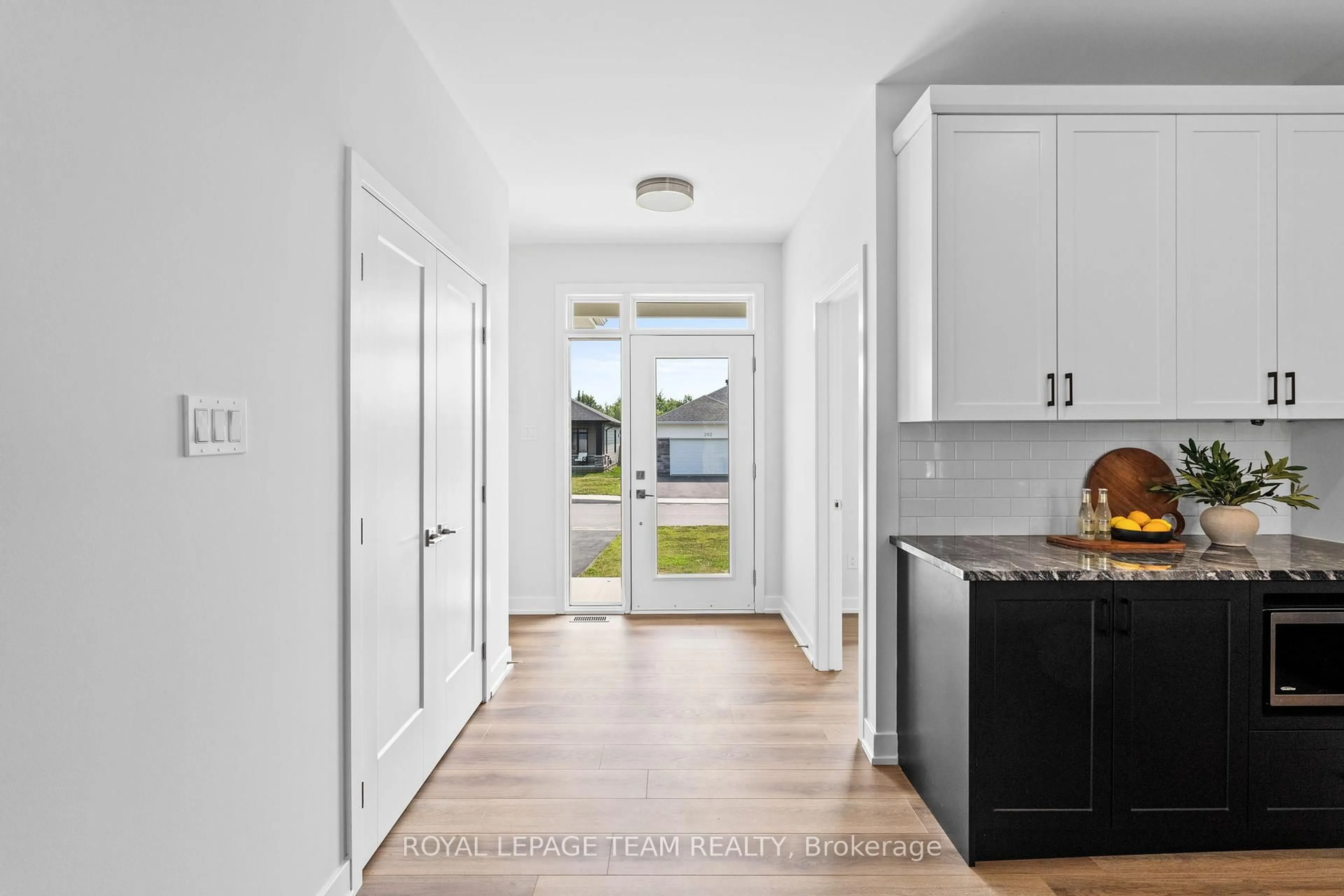 Indoor entryway for 293 WOOD Ave, Smiths Falls Ontario K7A 5H4