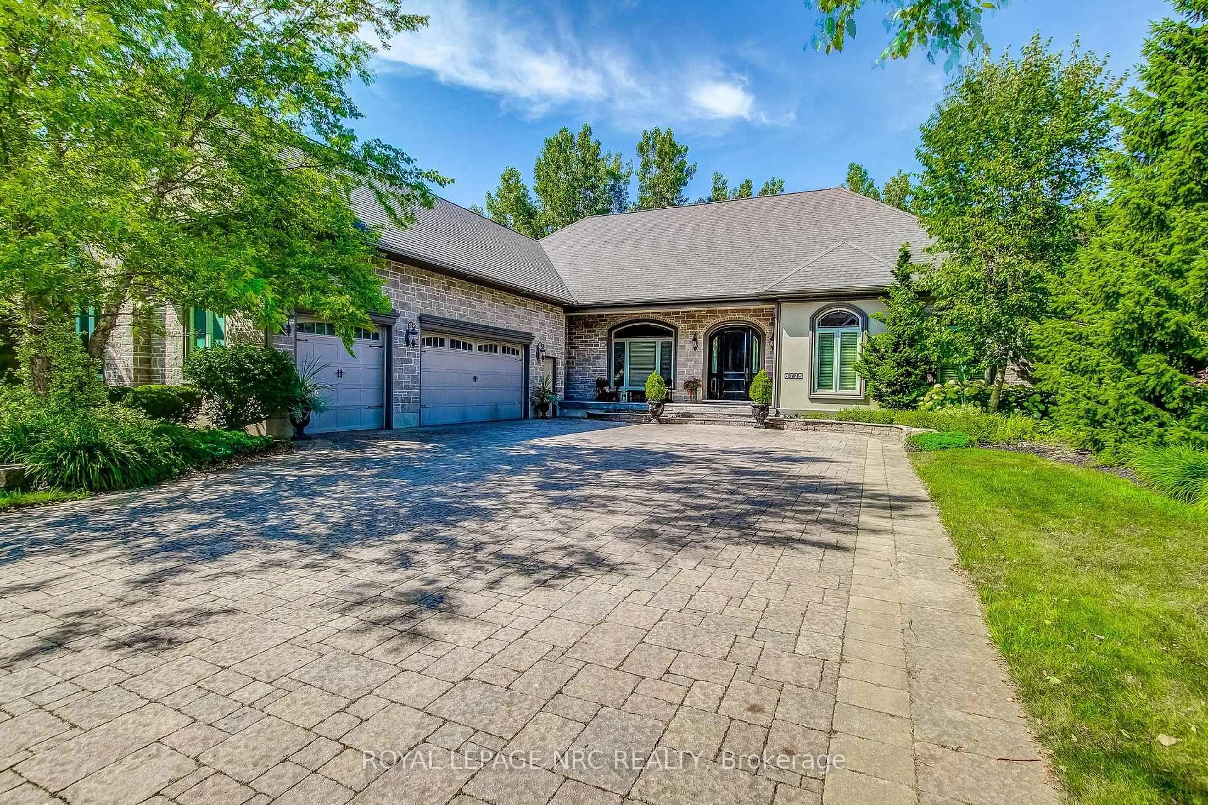 A pic from outside/outdoor area/front of a property/back of a property/a pic from drone, street for 6725 Domenic Cres, Niagara Falls Ontario L2J 4L5