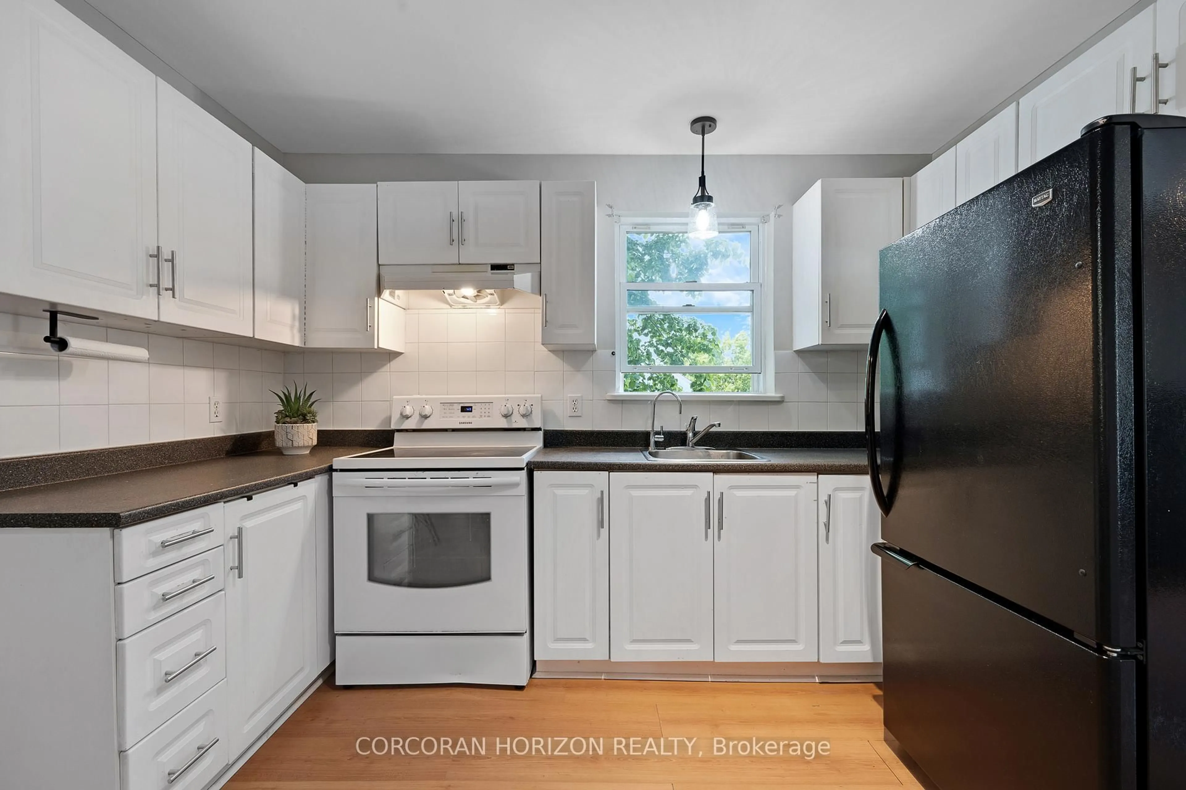 Standard kitchen, unknown for 3 Short St, Cambridge Ontario N1R 2L9