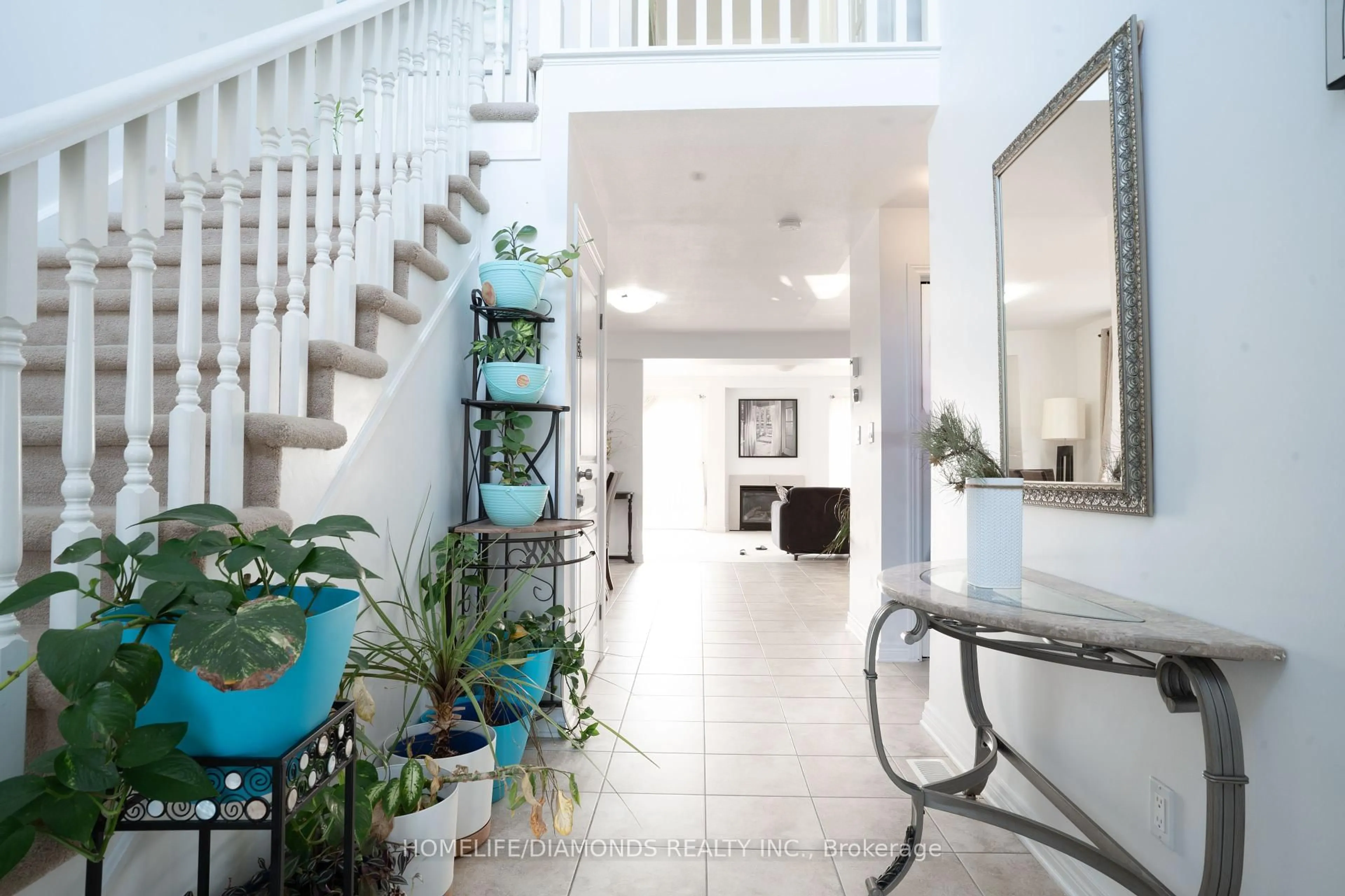 Indoor foyer for 6857 AILANTHUS Ave, Niagara Falls Ontario L2G 4C6