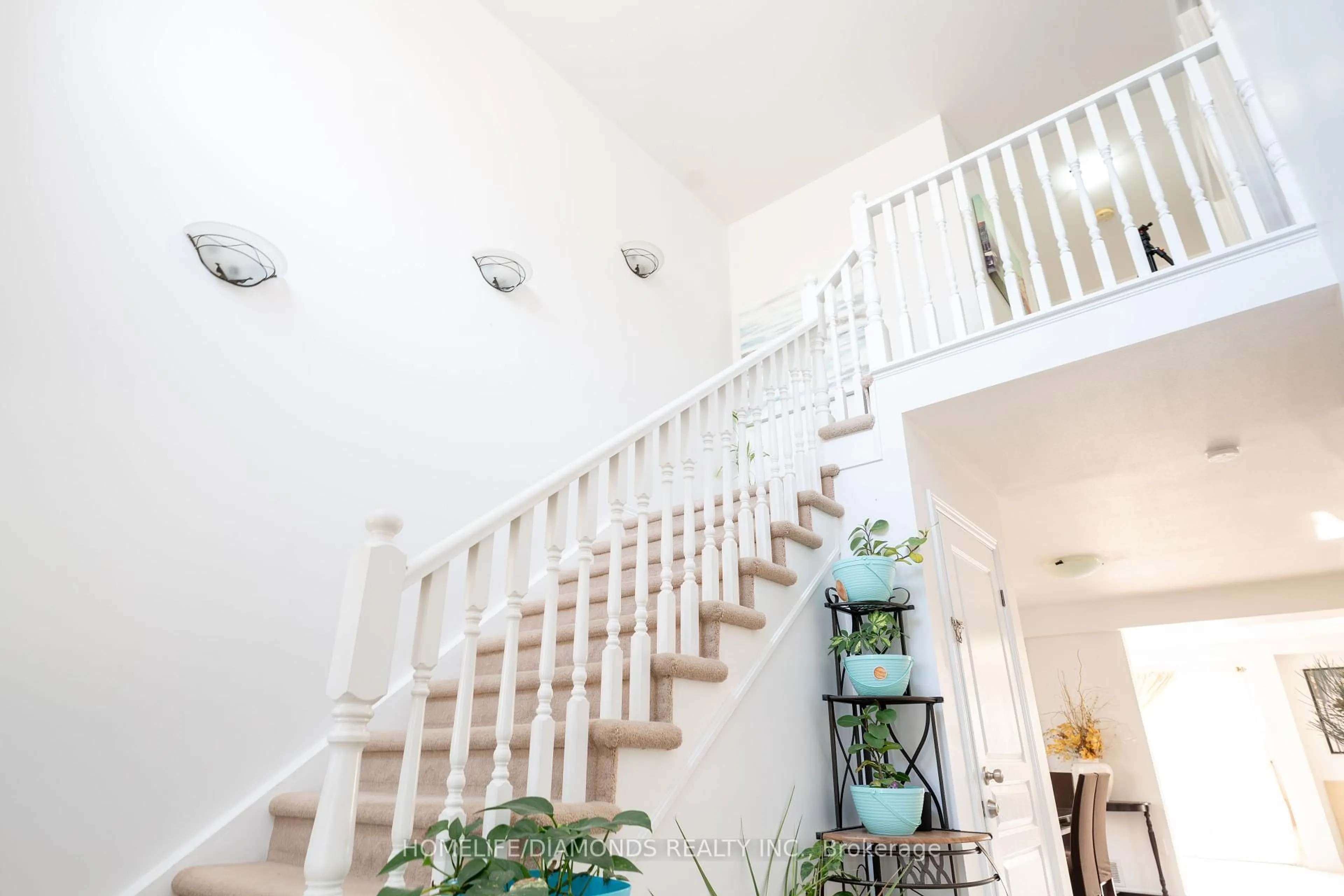 Stairs for 6857 AILANTHUS Ave, Niagara Falls Ontario L2G 4C6