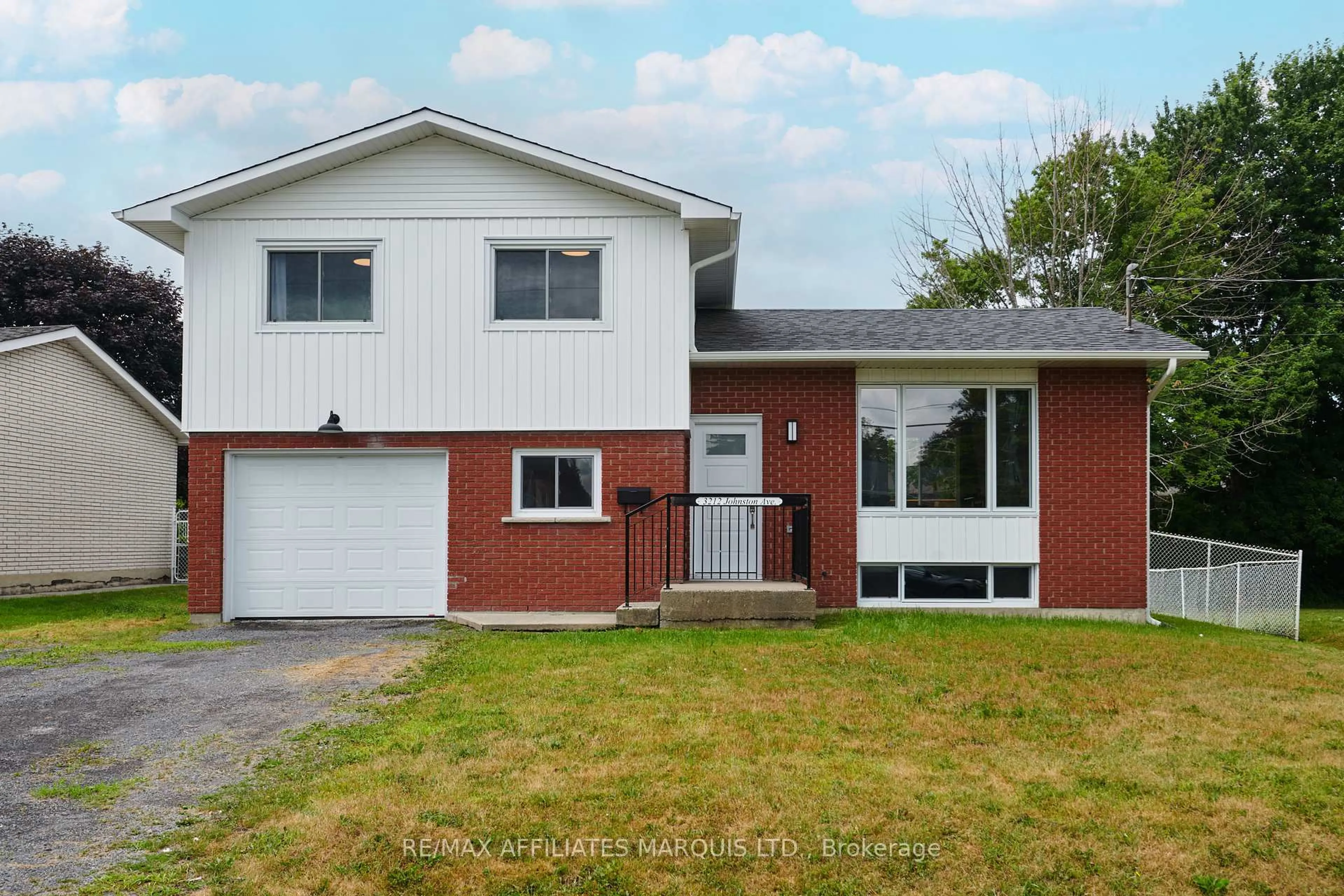Home with vinyl exterior material, street for 3212 Johnston Ave, Cornwall Ontario K6K 1H3