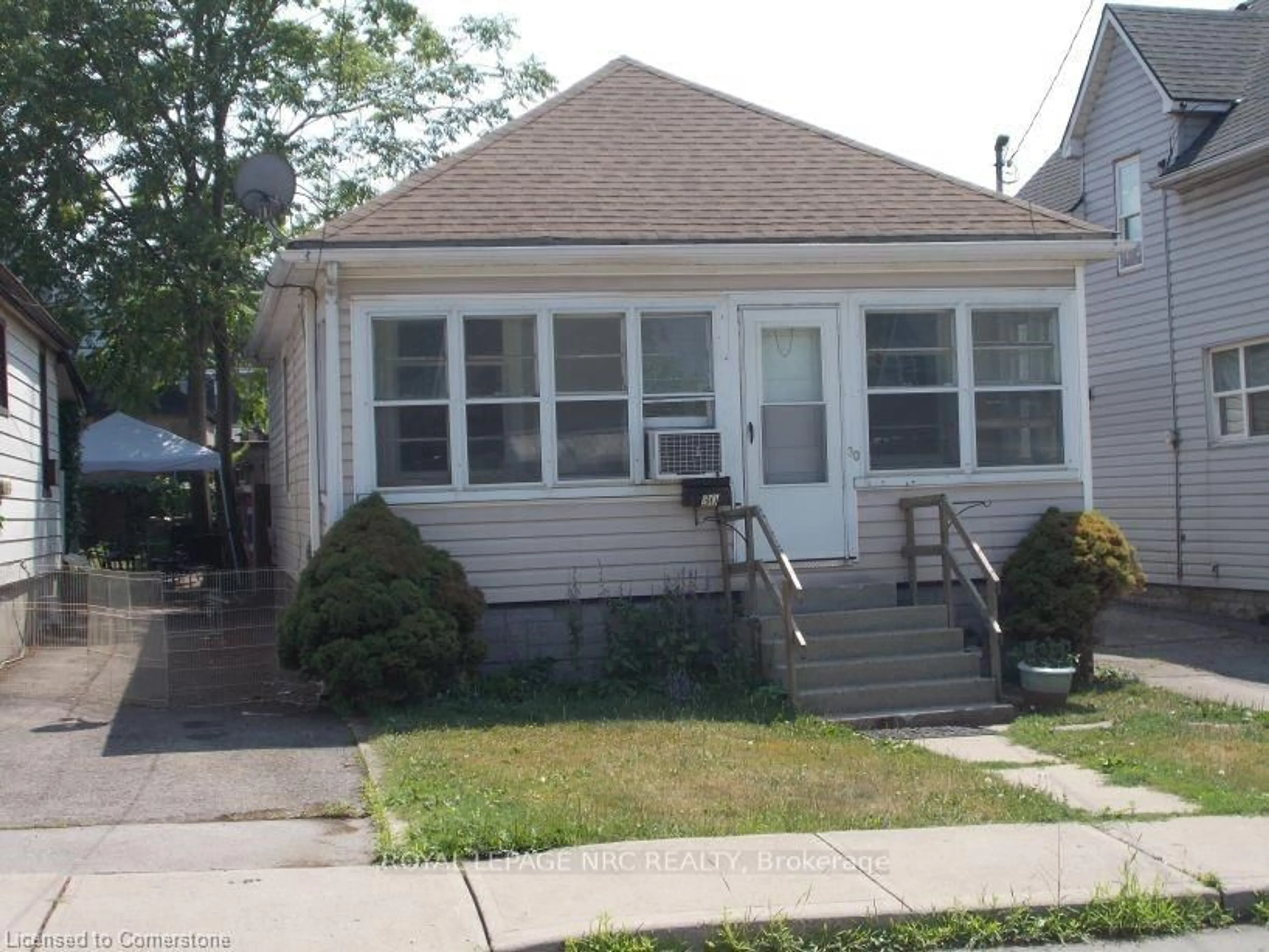 Home with vinyl exterior material, street for 30 Dalhousie Ave, Hamilton Ontario L8L 3J5