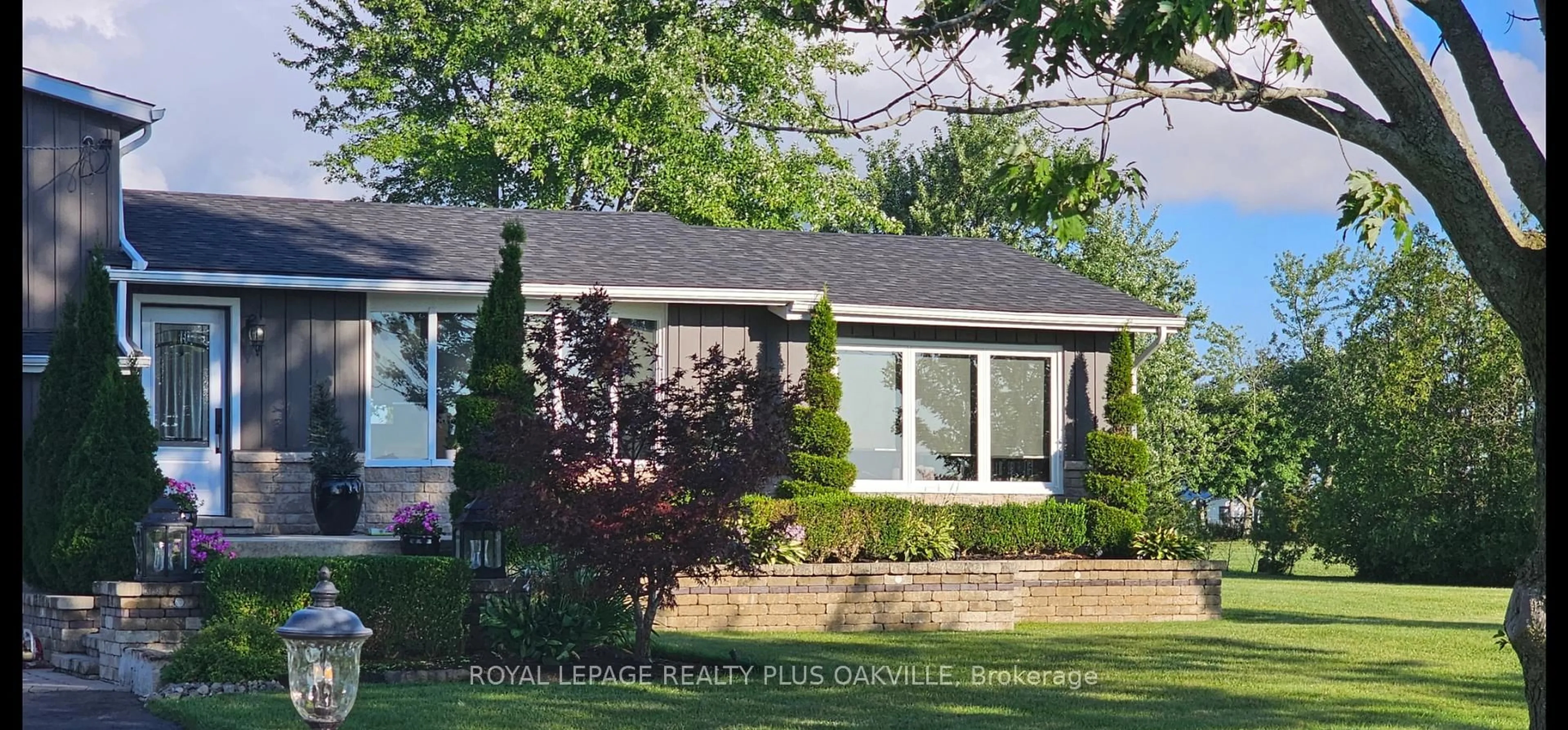 Home with brick exterior material, street for 322 Russ Rd, Grimsby Ontario L3M 4E7