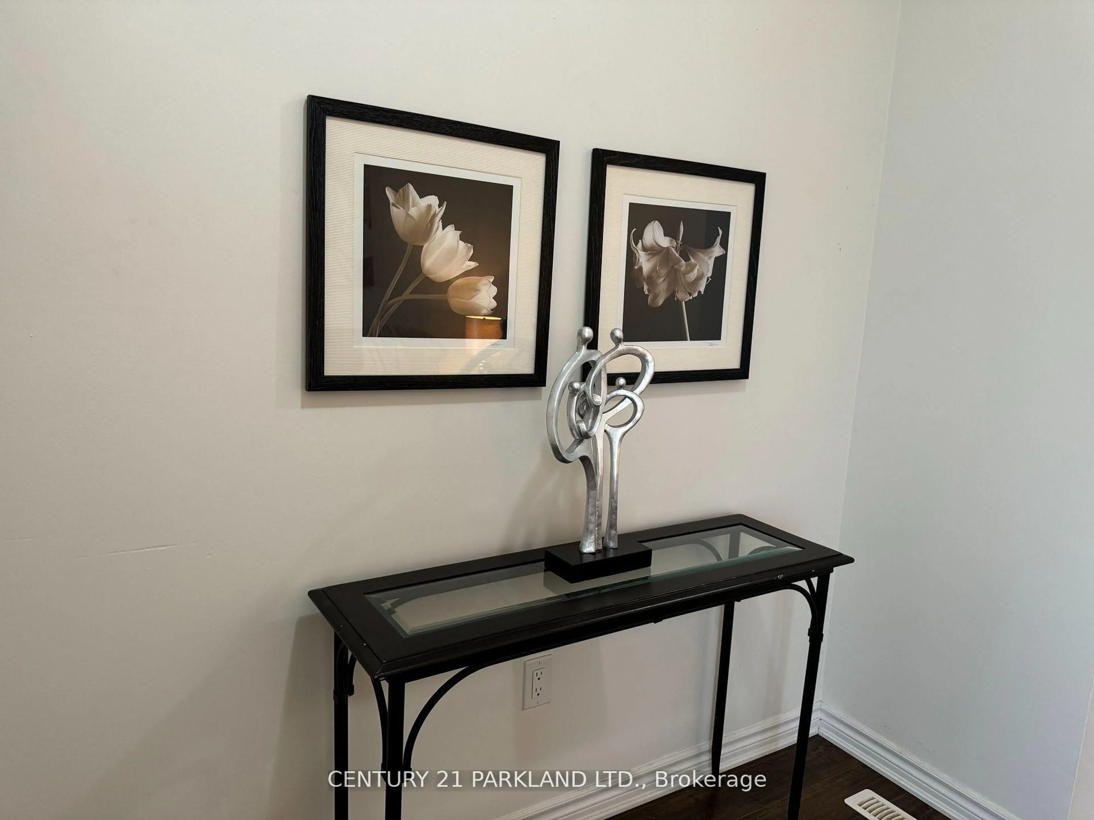Indoor entryway for 128 Berkshire Dr, Wellington North Ontario N0G 1A0
