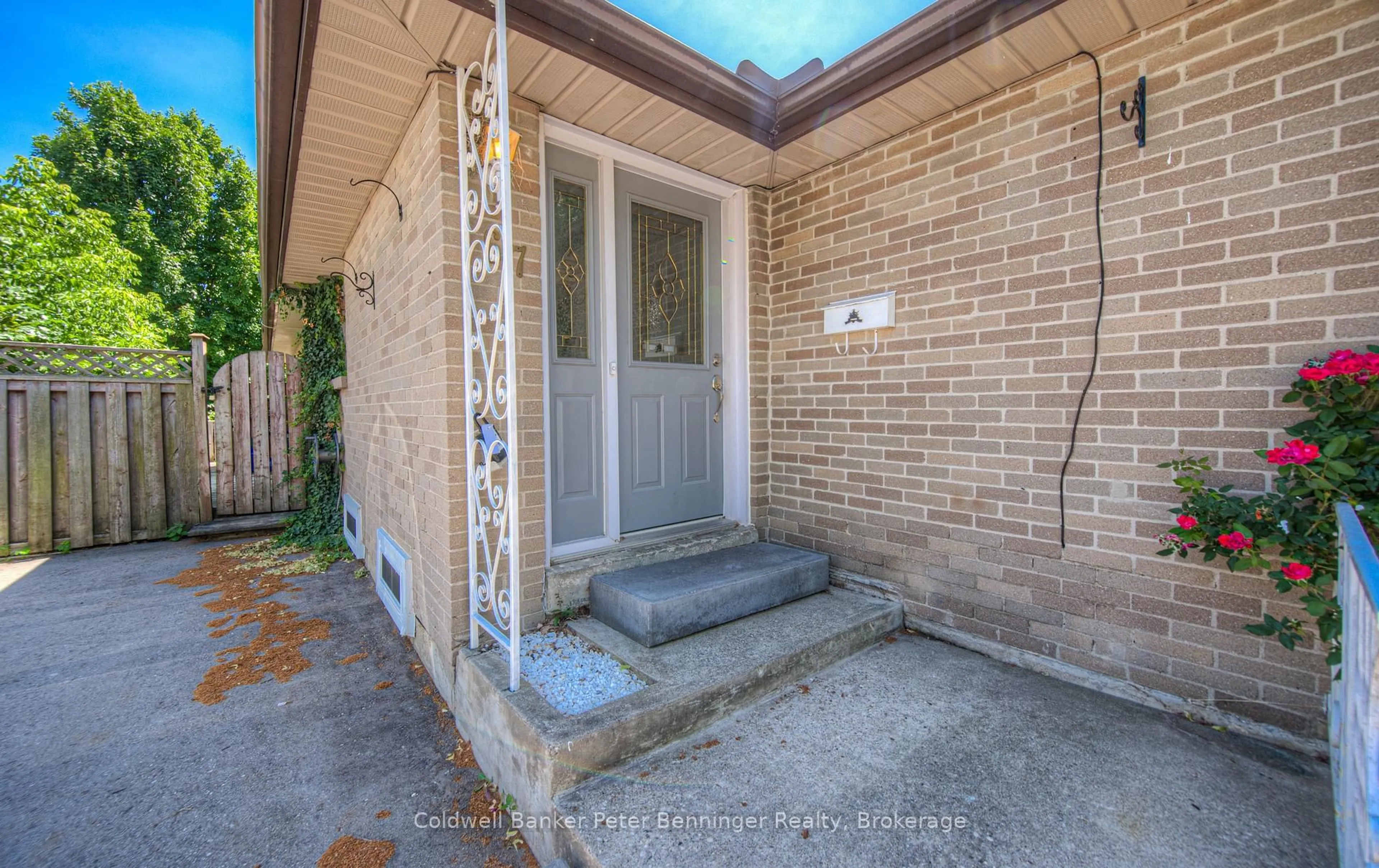 Indoor entryway for 67 Dalegrove Dr, Kitchener Ontario N2M 2G6