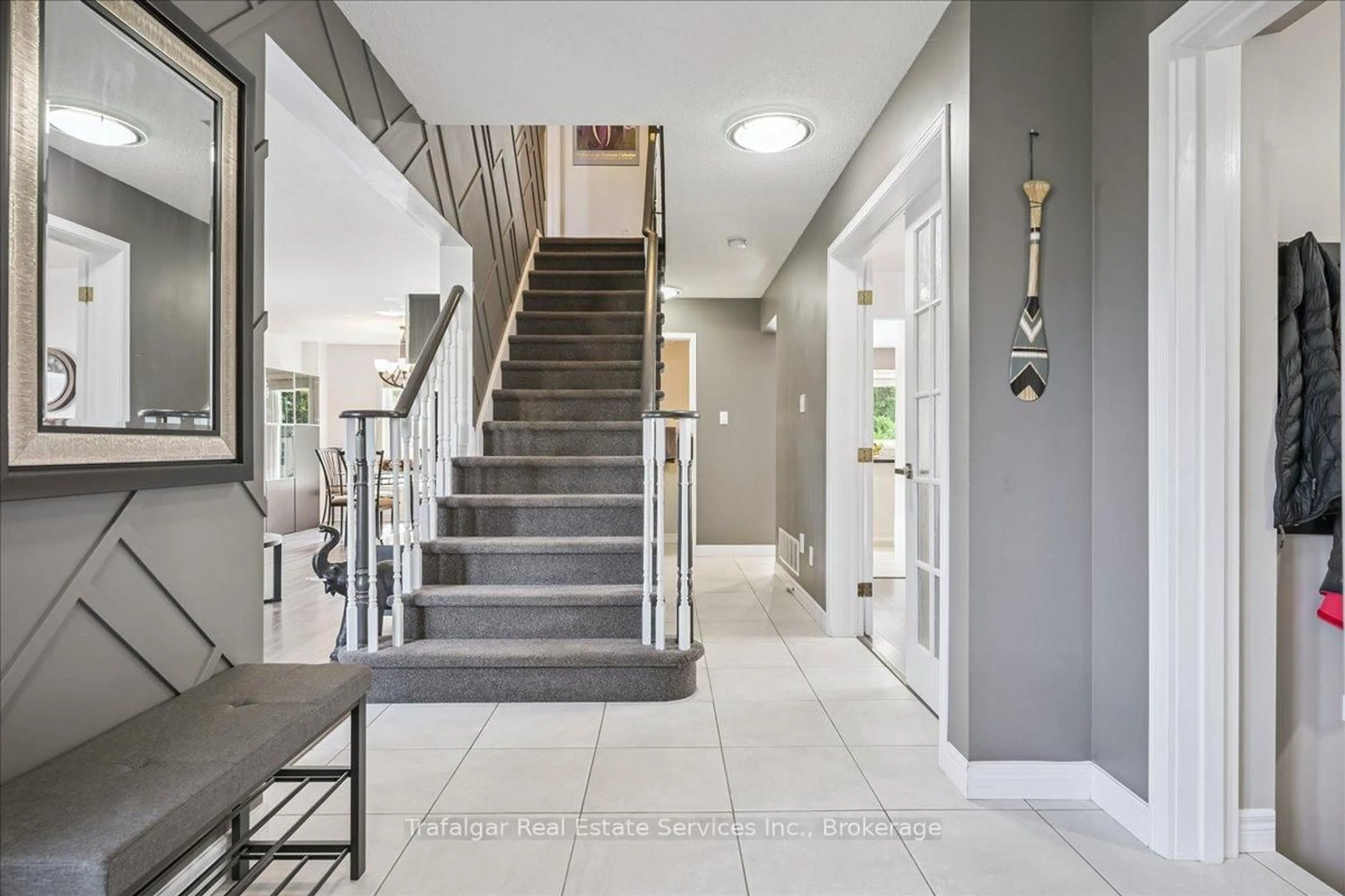 Indoor foyer for 29 Sable Dr, Hamilton Ontario L9K 1K8
