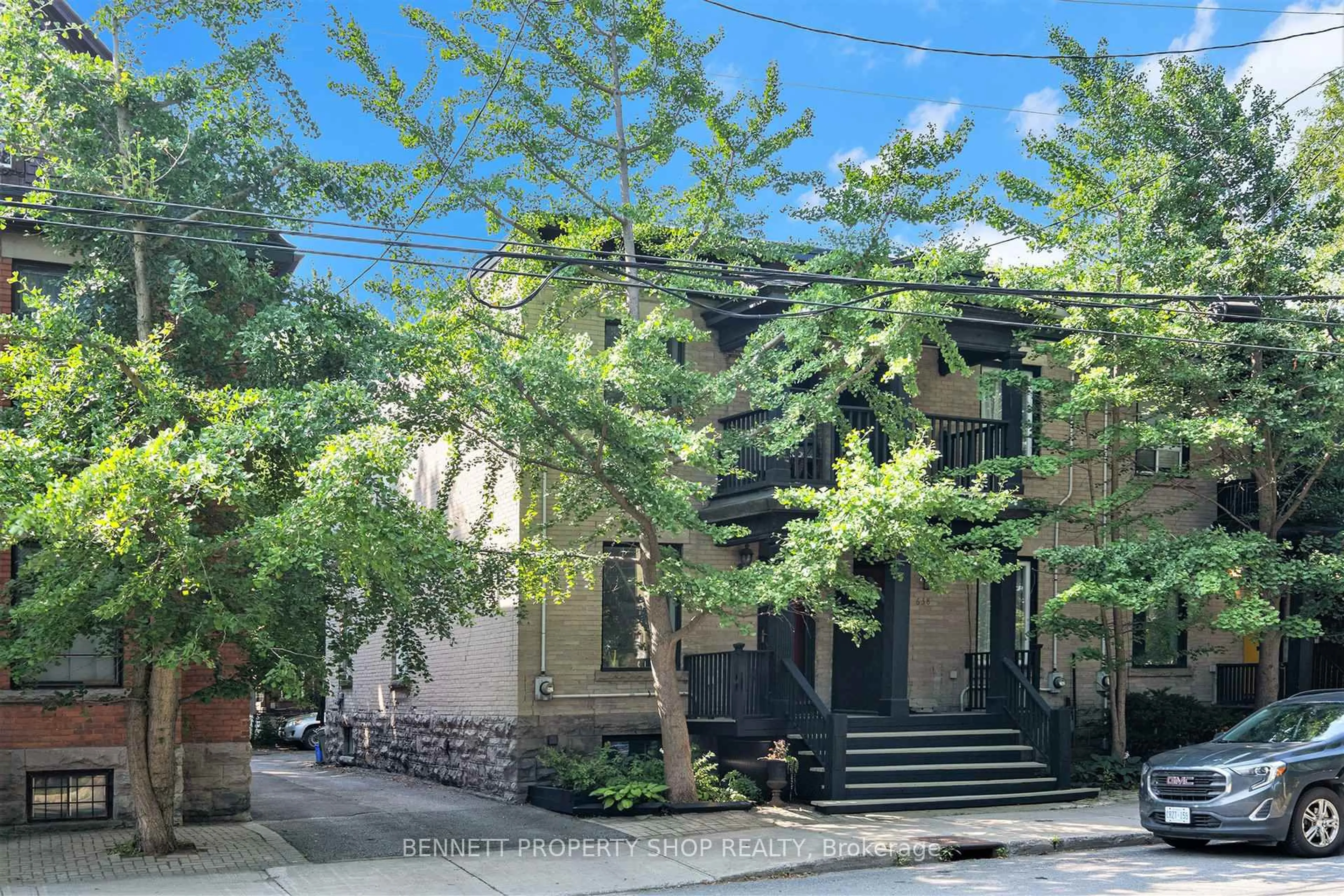 Patio, street for 636 Gladstone Ave, Ottawa Ontario K1R 5P4
