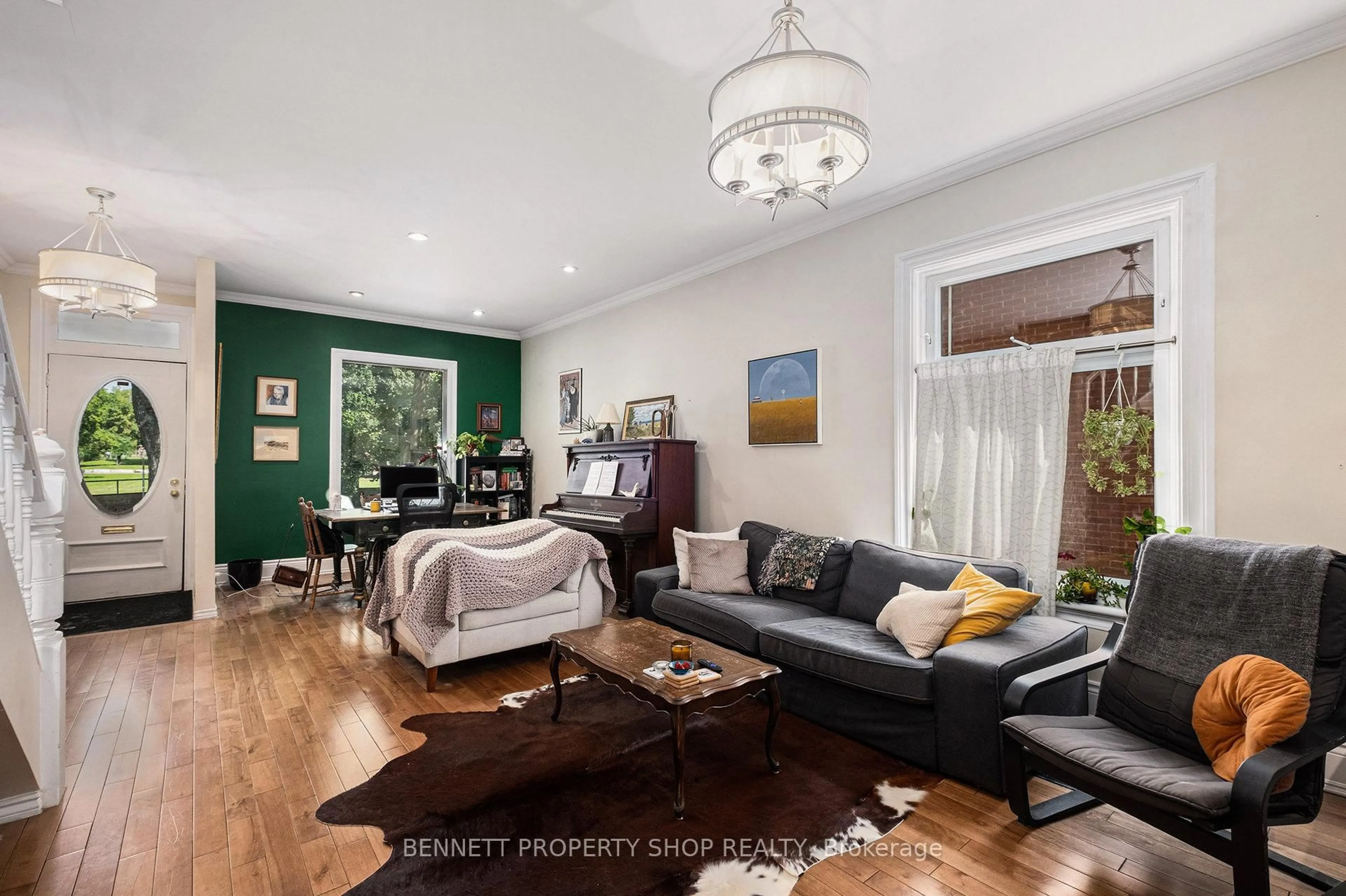 Living room with furniture, unknown for 636 Gladstone Ave, Ottawa Ontario K1R 5P4