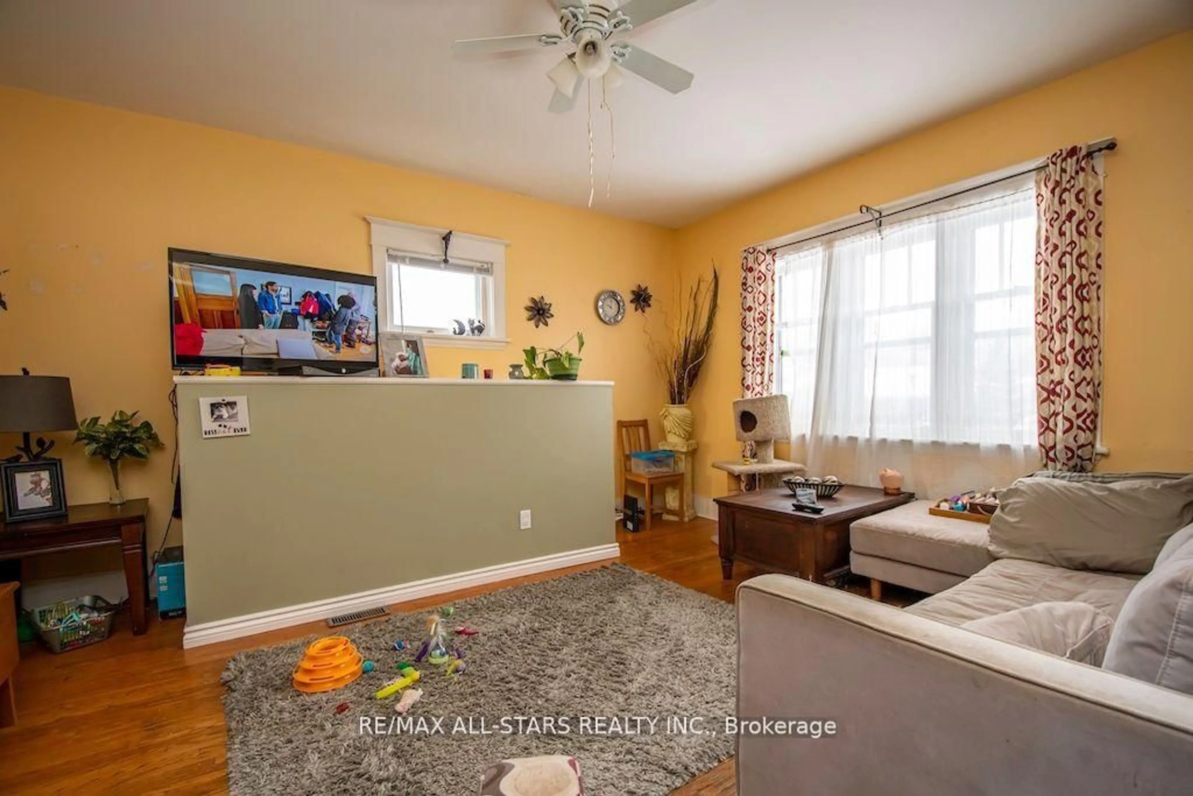 Living room with furniture, unknown for 833 Crawford Dr, Peterborough South Ontario K9J 3W9