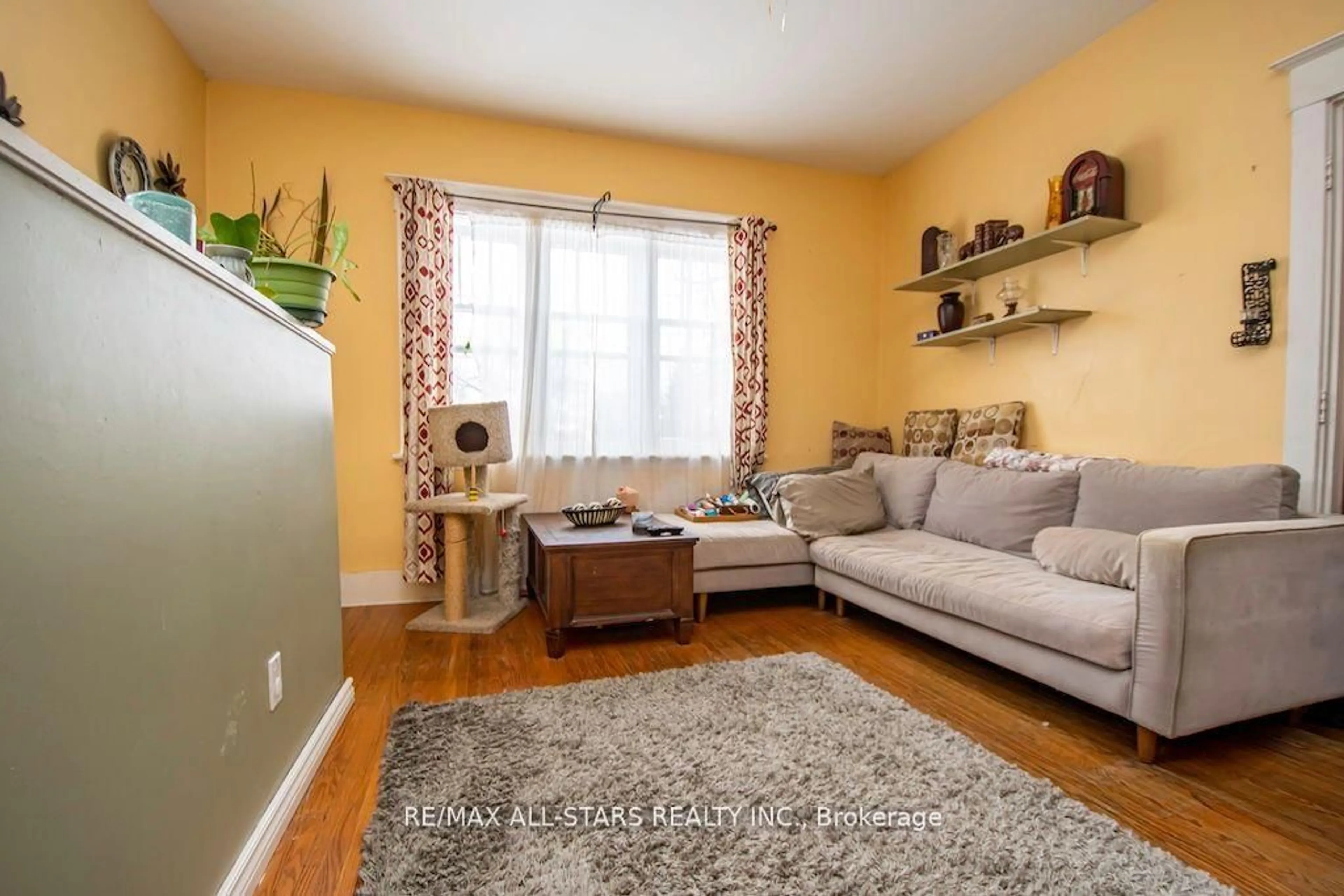 Living room with furniture, unknown for 833 Crawford Dr, Peterborough South Ontario K9J 3W9