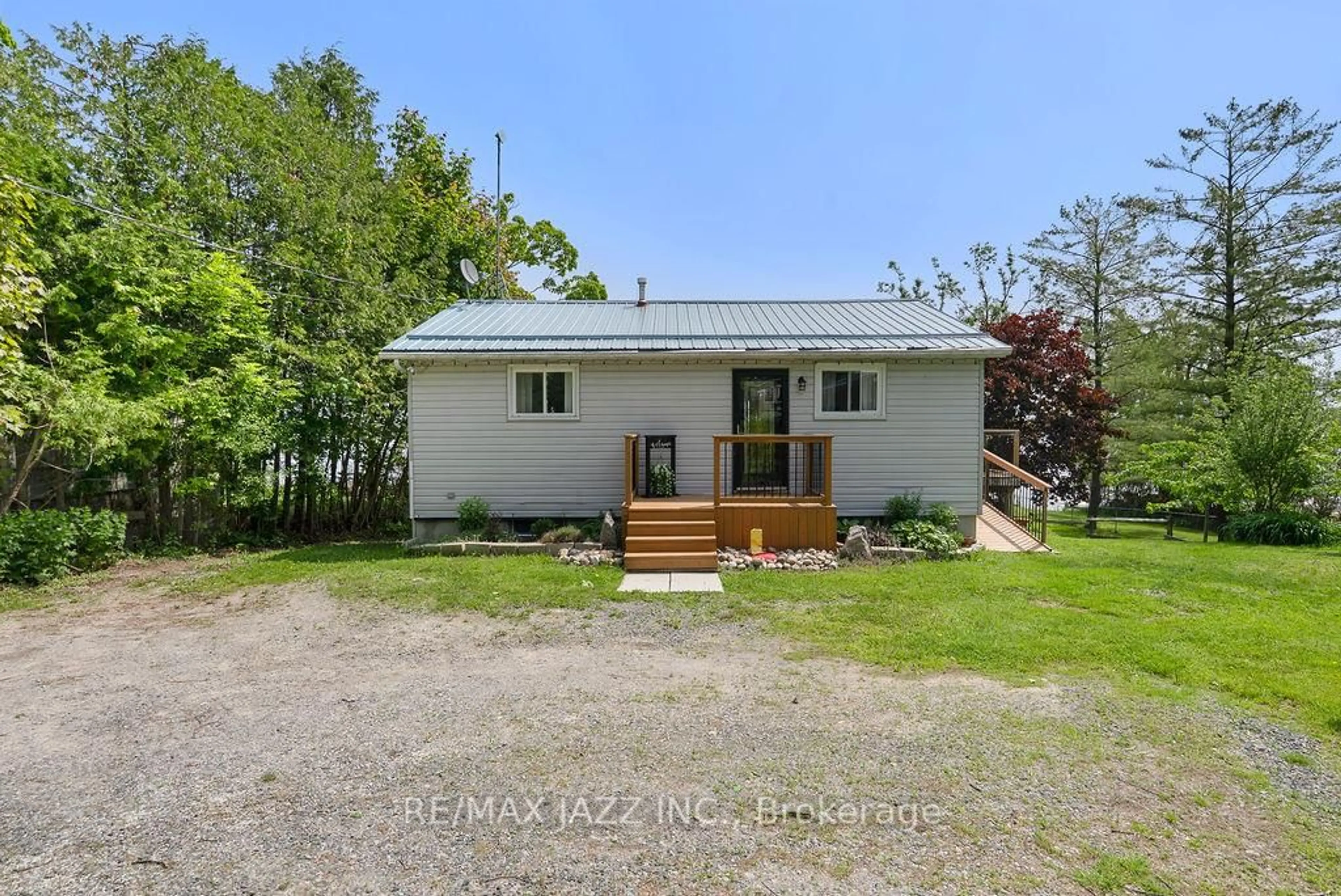 A pic from outside/outdoor area/front of a property/back of a property/a pic from drone, building for 44 Butternut Dr, Kawartha Lakes Ontario K9V 4R1
