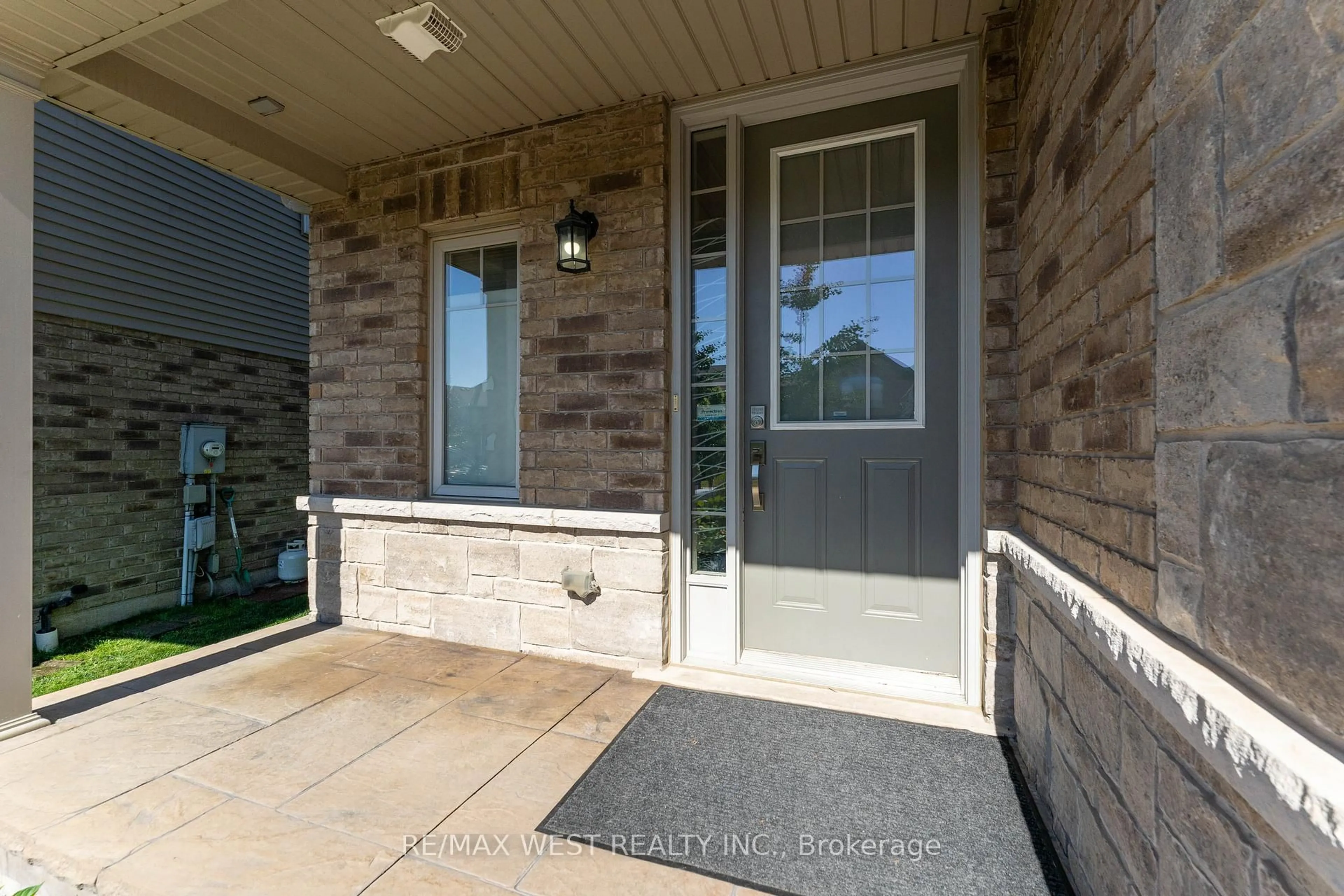 Indoor entryway for 71 Sexton Cres, Hamilton Ontario L9G 0E2