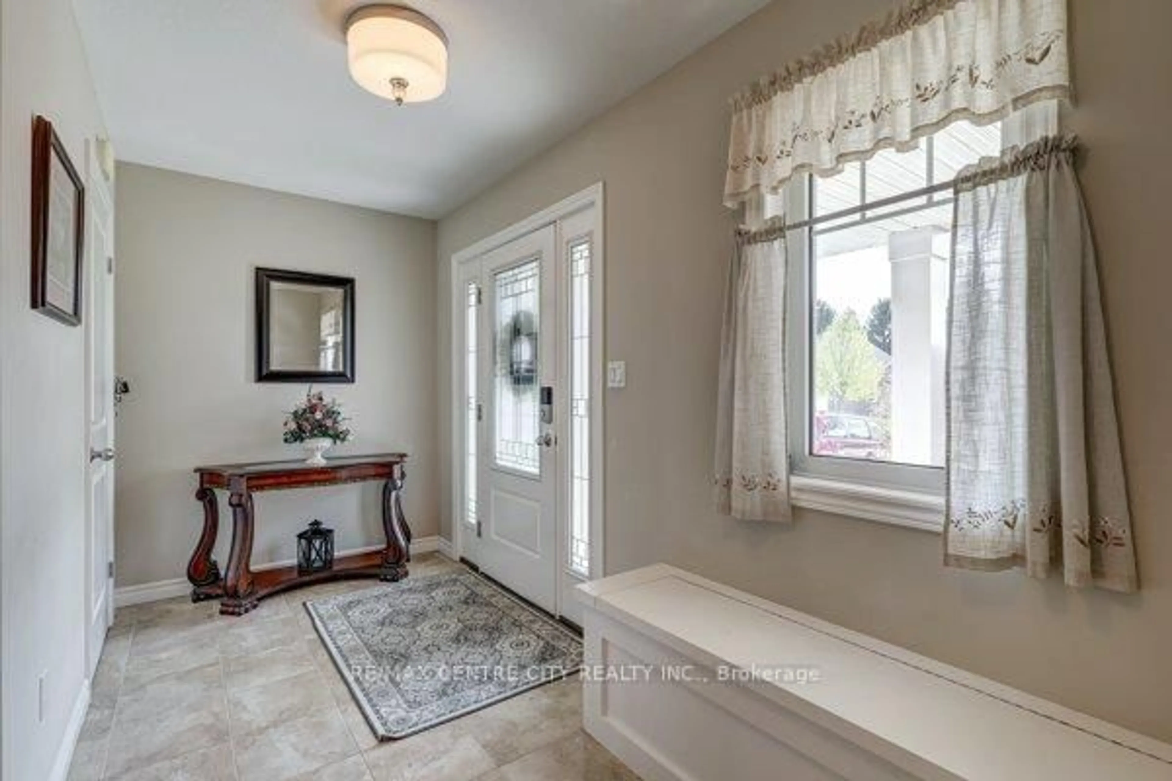 Indoor entryway for 19 Blairmont Terr, St. Thomas Ontario N5R 0E2