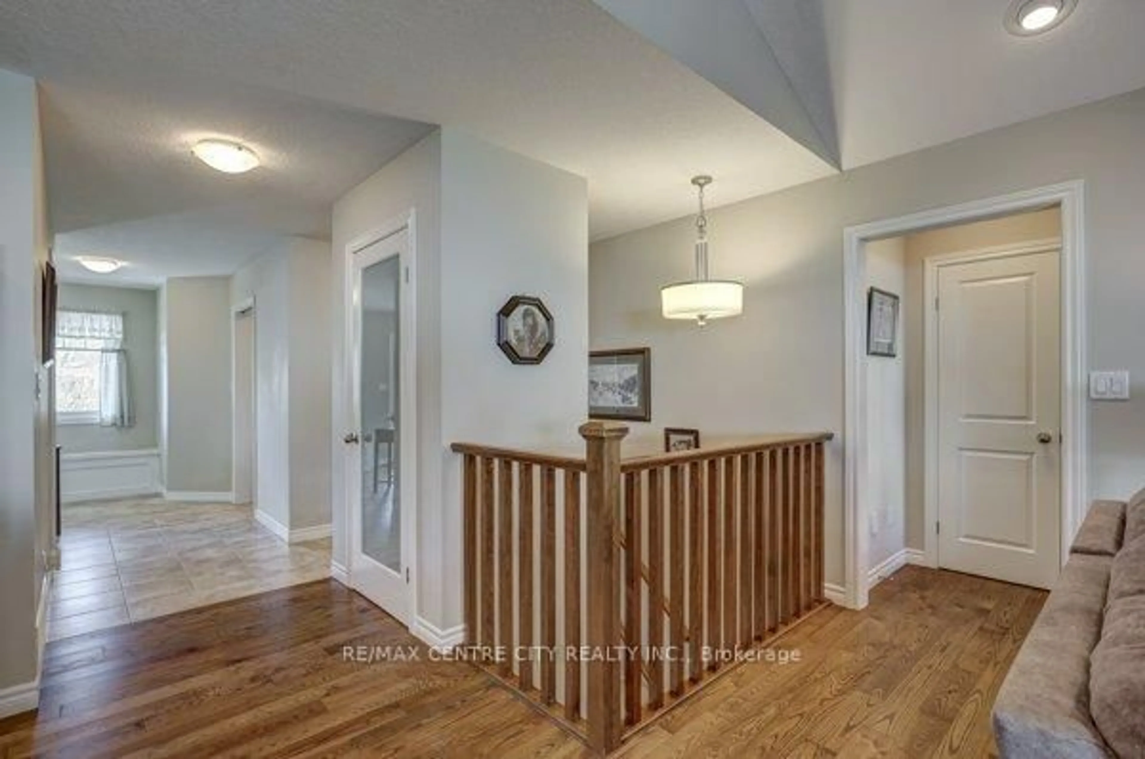 Indoor foyer for 19 Blairmont Terr, St. Thomas Ontario N5R 0E2
