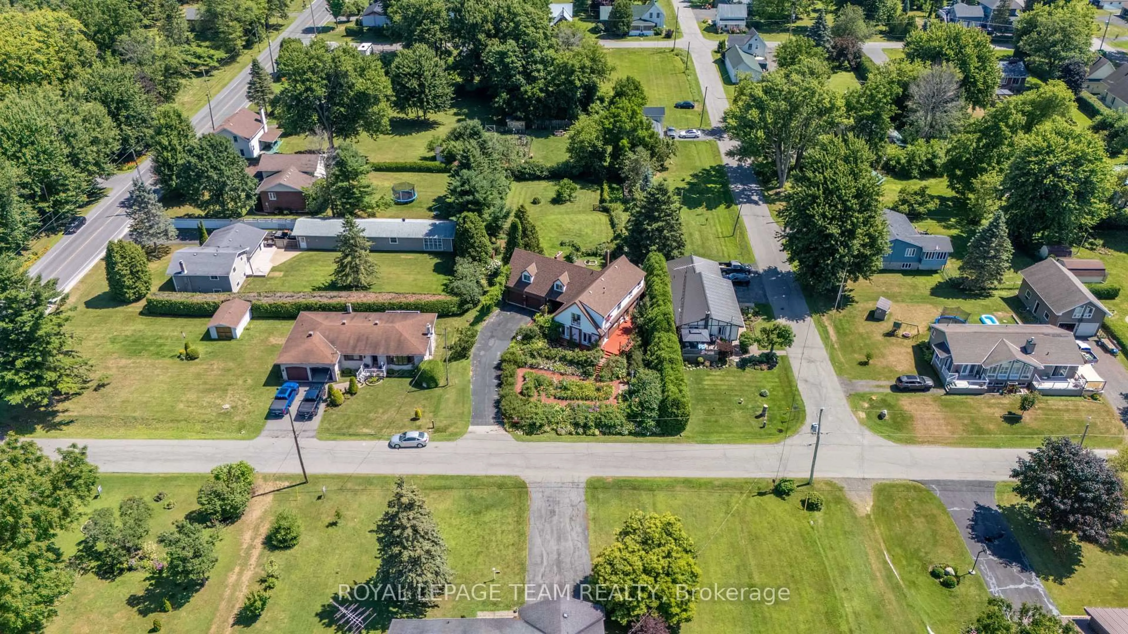 A pic from outside/outdoor area/front of a property/back of a property/a pic from drone, street for 5687 Cherry St, South Dundas Ontario K0C 1X0