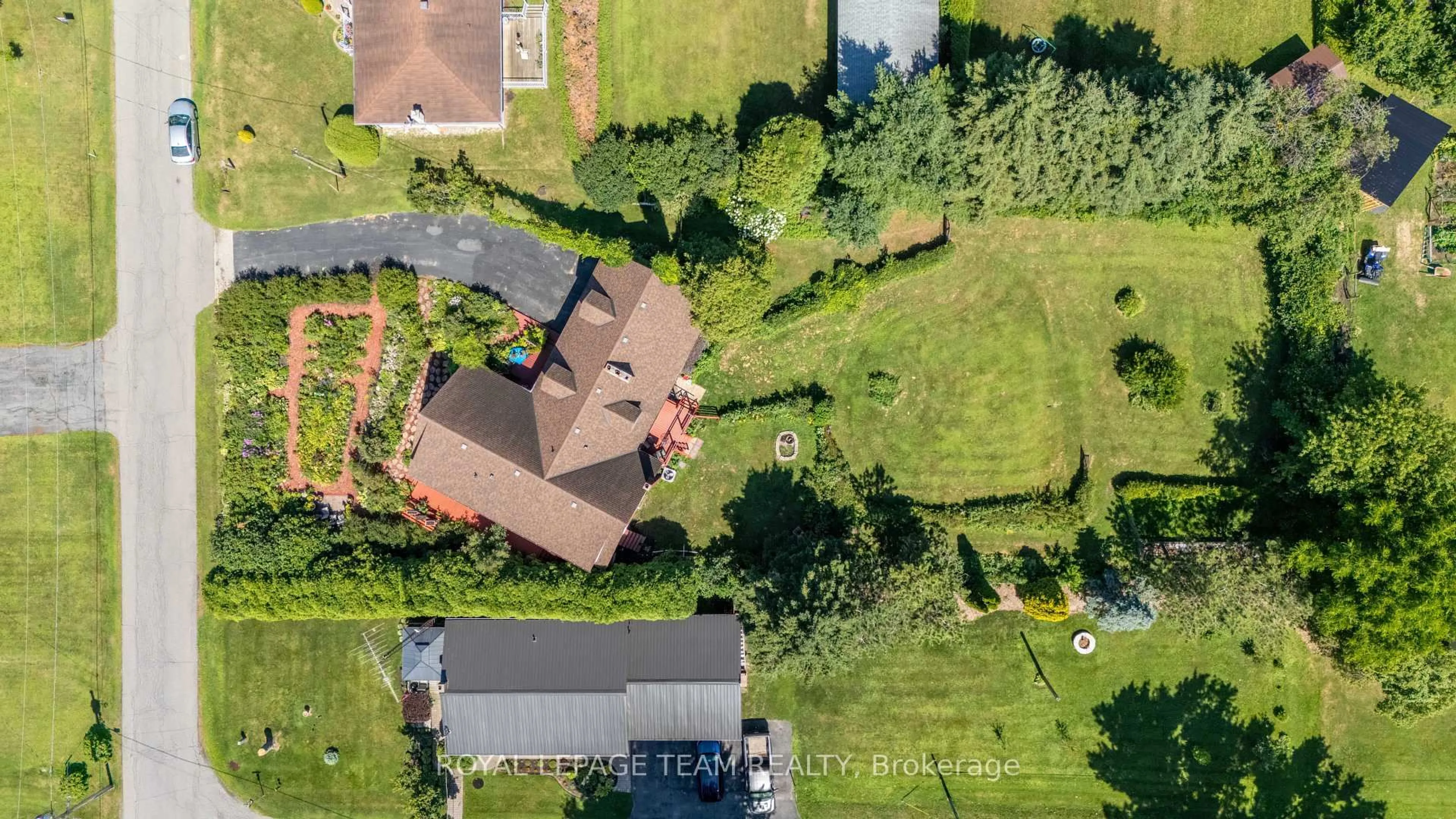A pic from outside/outdoor area/front of a property/back of a property/a pic from drone, street for 5687 Cherry St, South Dundas Ontario K0C 1X0