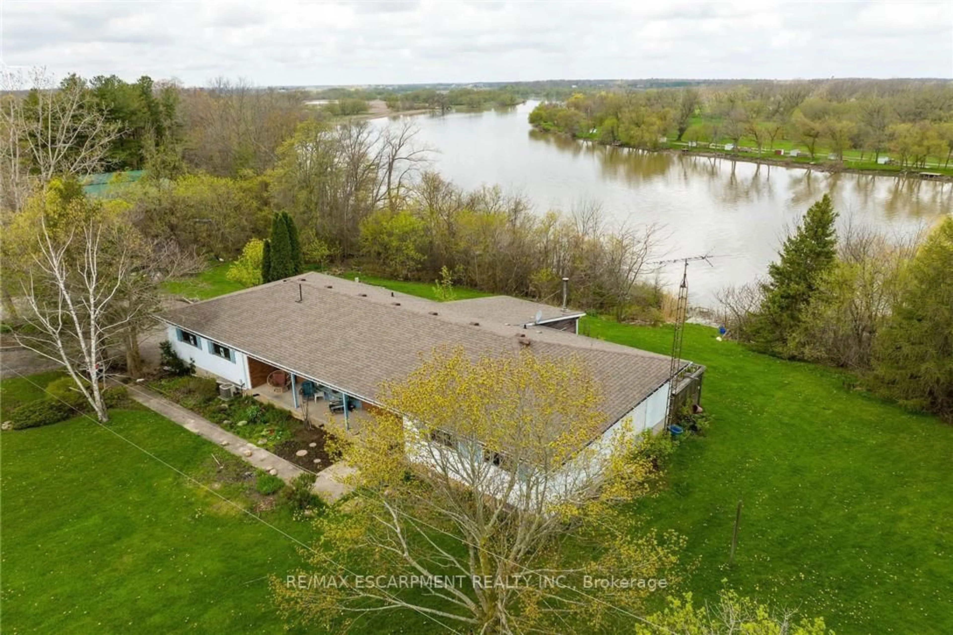 A pic from outside/outdoor area/front of a property/back of a property/a pic from drone, water/lake/river/ocean view for 304 River Rd, Haldimand Ontario N1A 2W3