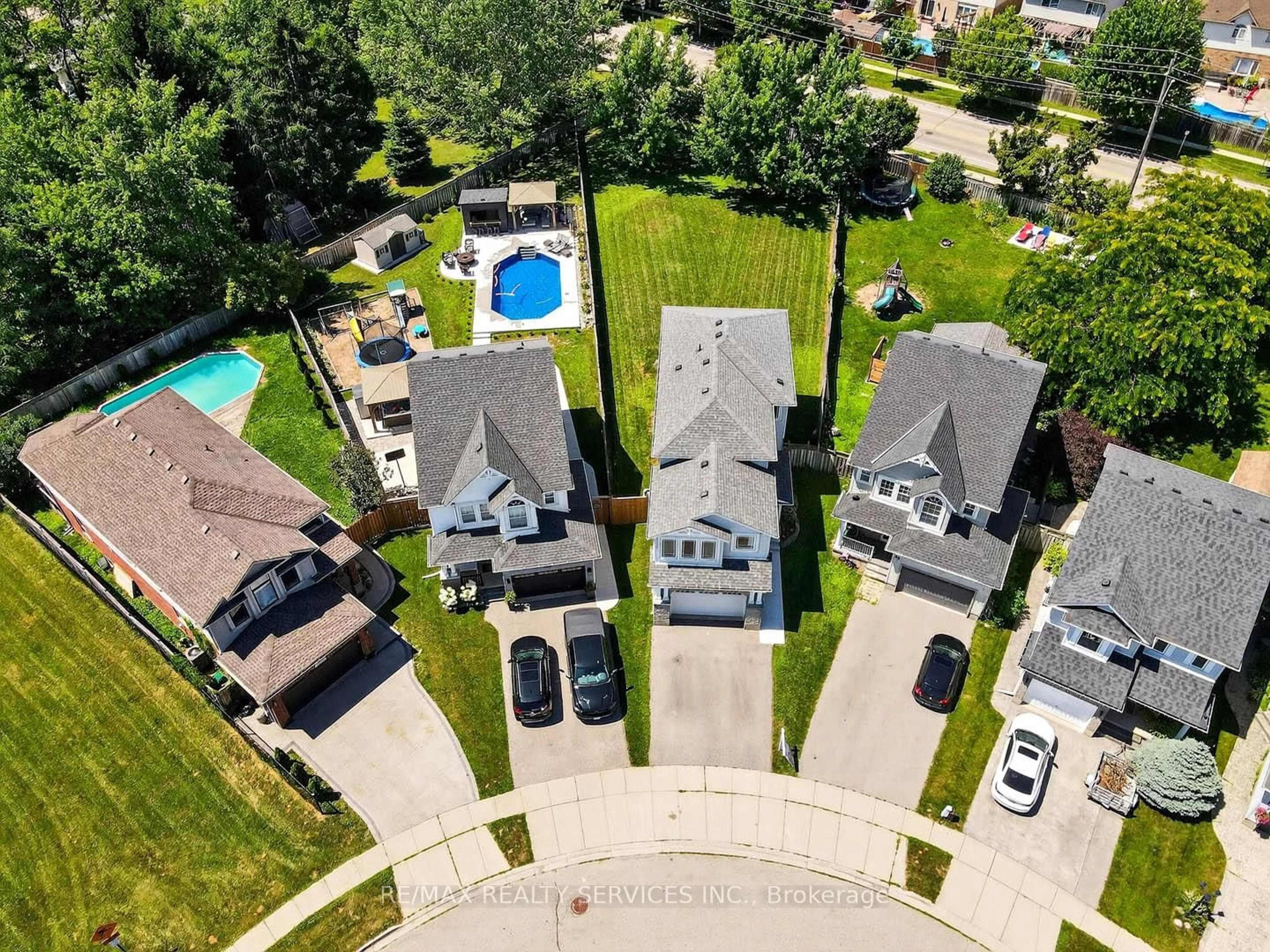 A pic from outside/outdoor area/front of a property/back of a property/a pic from drone, street for 28 Calvin Crt, Cambridge Ontario N3C 4J5