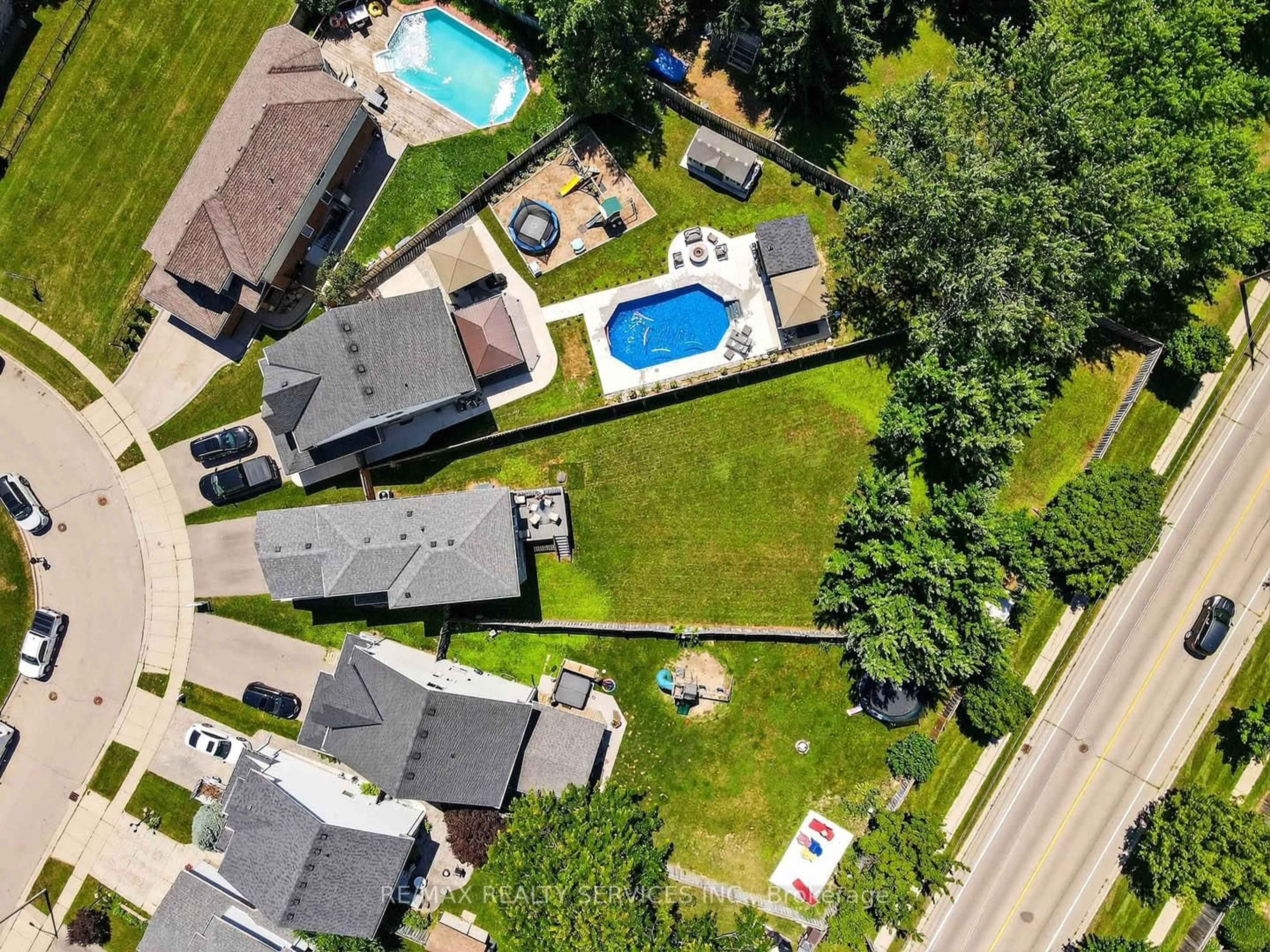 A pic from outside/outdoor area/front of a property/back of a property/a pic from drone, street for 28 Calvin Crt, Cambridge Ontario N3C 4J5