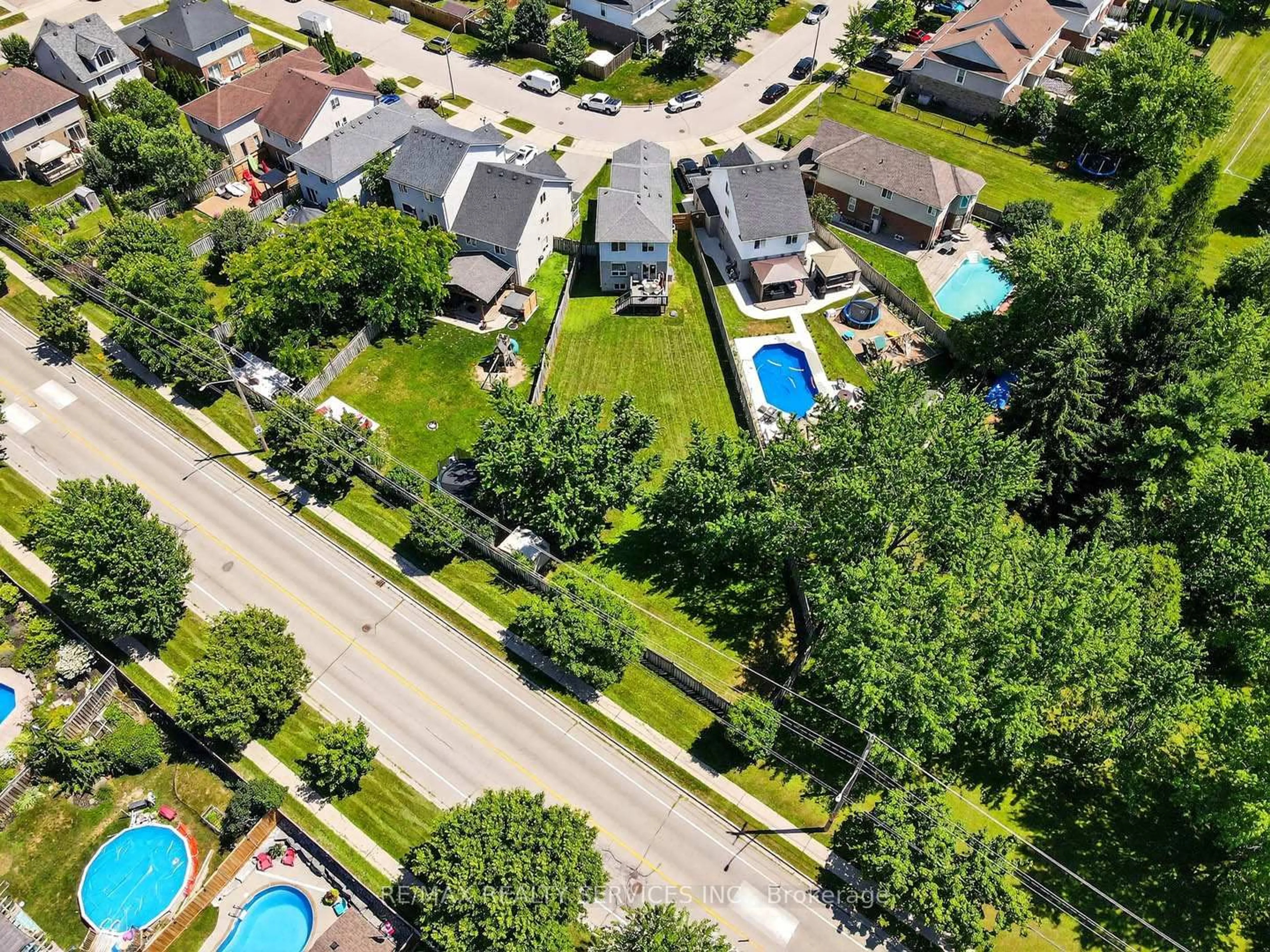 A pic from outside/outdoor area/front of a property/back of a property/a pic from drone, street for 28 Calvin Crt, Cambridge Ontario N3C 4J5