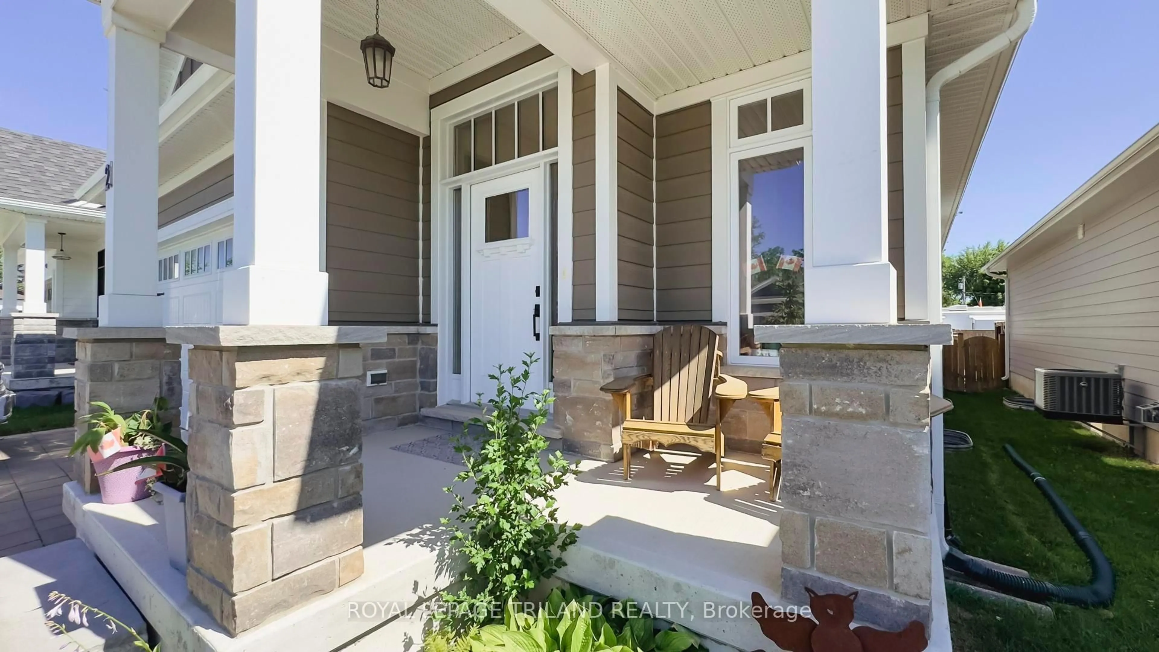 Indoor entryway for 21 Creek Side Pl, Lambton Shores Ontario N0M 1T0