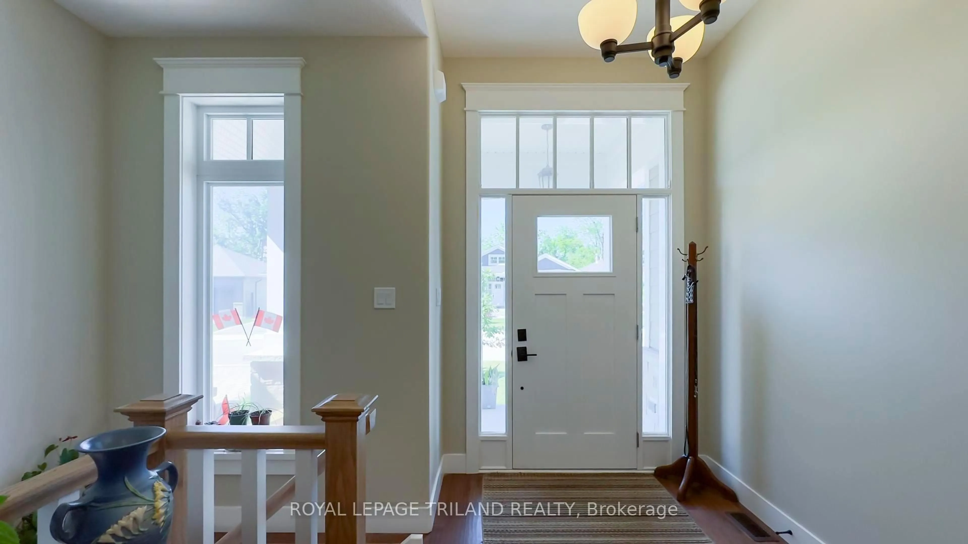 Indoor entryway for 21 Creek Side Pl, Lambton Shores Ontario N0M 1T0