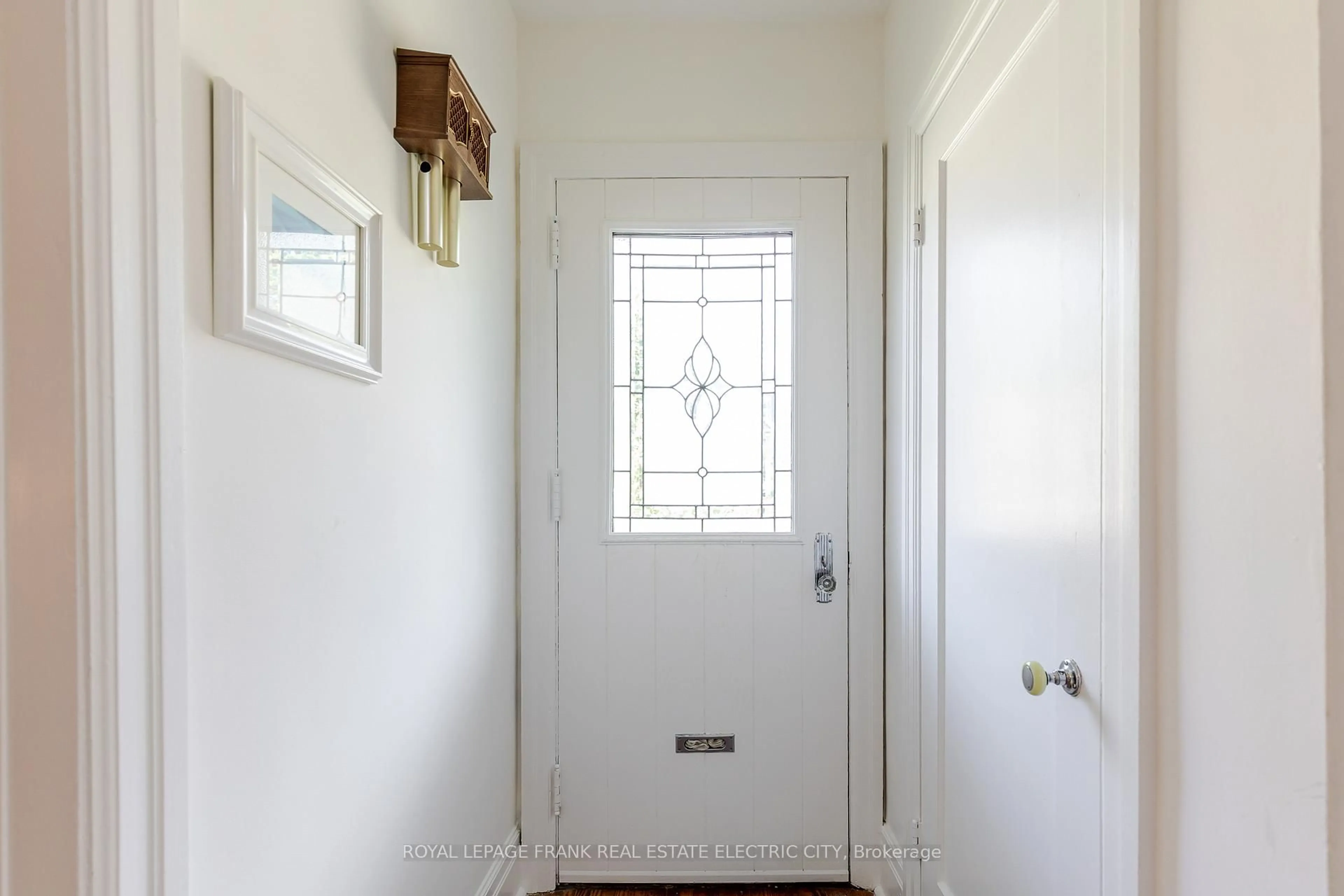 Indoor entryway for 1307 Monaghan Rd, Peterborough Central Ontario K9J 5L9