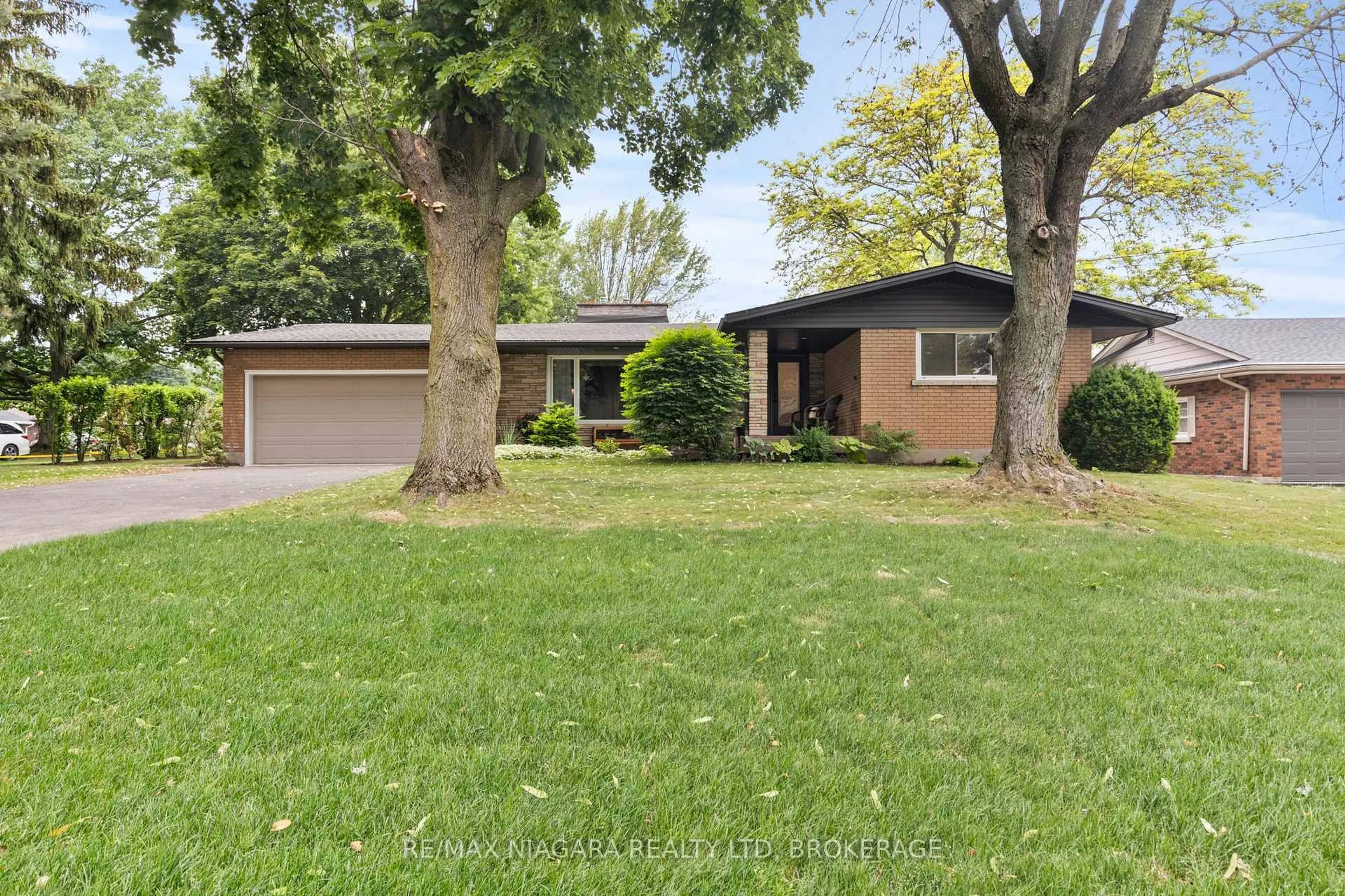Home with vinyl exterior material, street for 27 DALEVIEW Cres, Pelham Ontario L0S 1E0