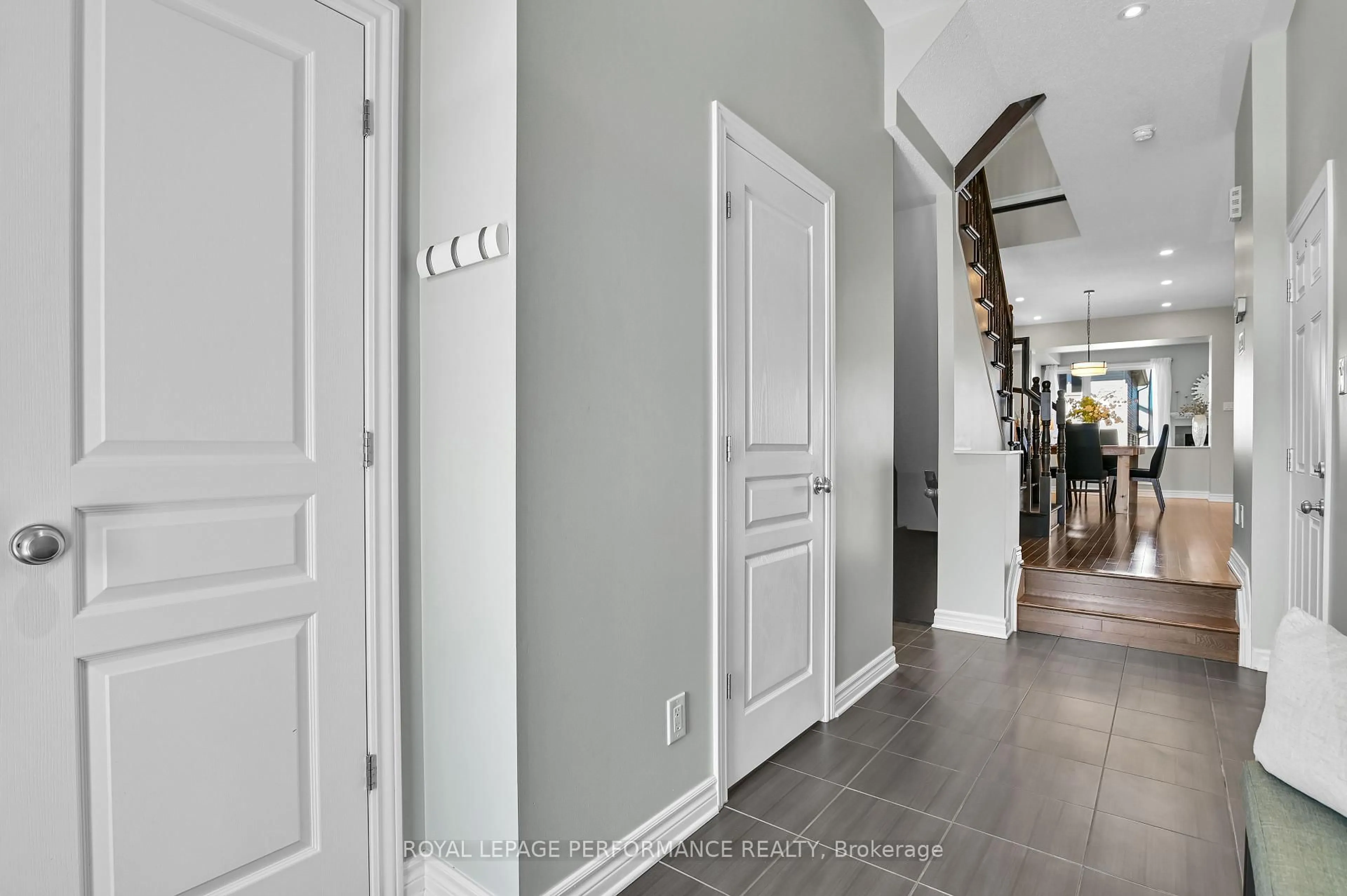 Indoor entryway for 325 Ardmore St, Ottawa Ontario K4M 0E2