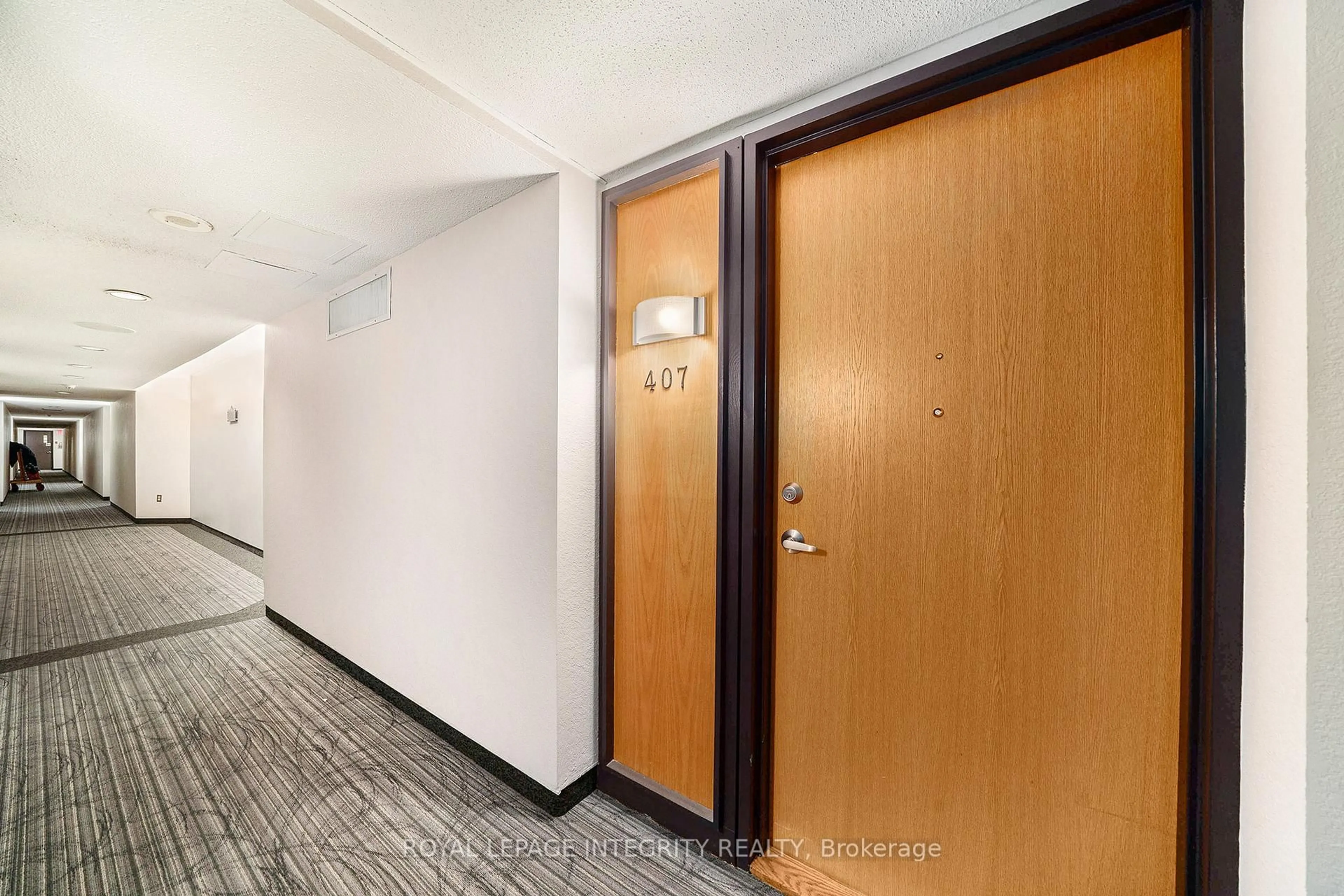 Indoor foyer for 2759 Carousel Cres #407, Ottawa Ontario K1T 2N5
