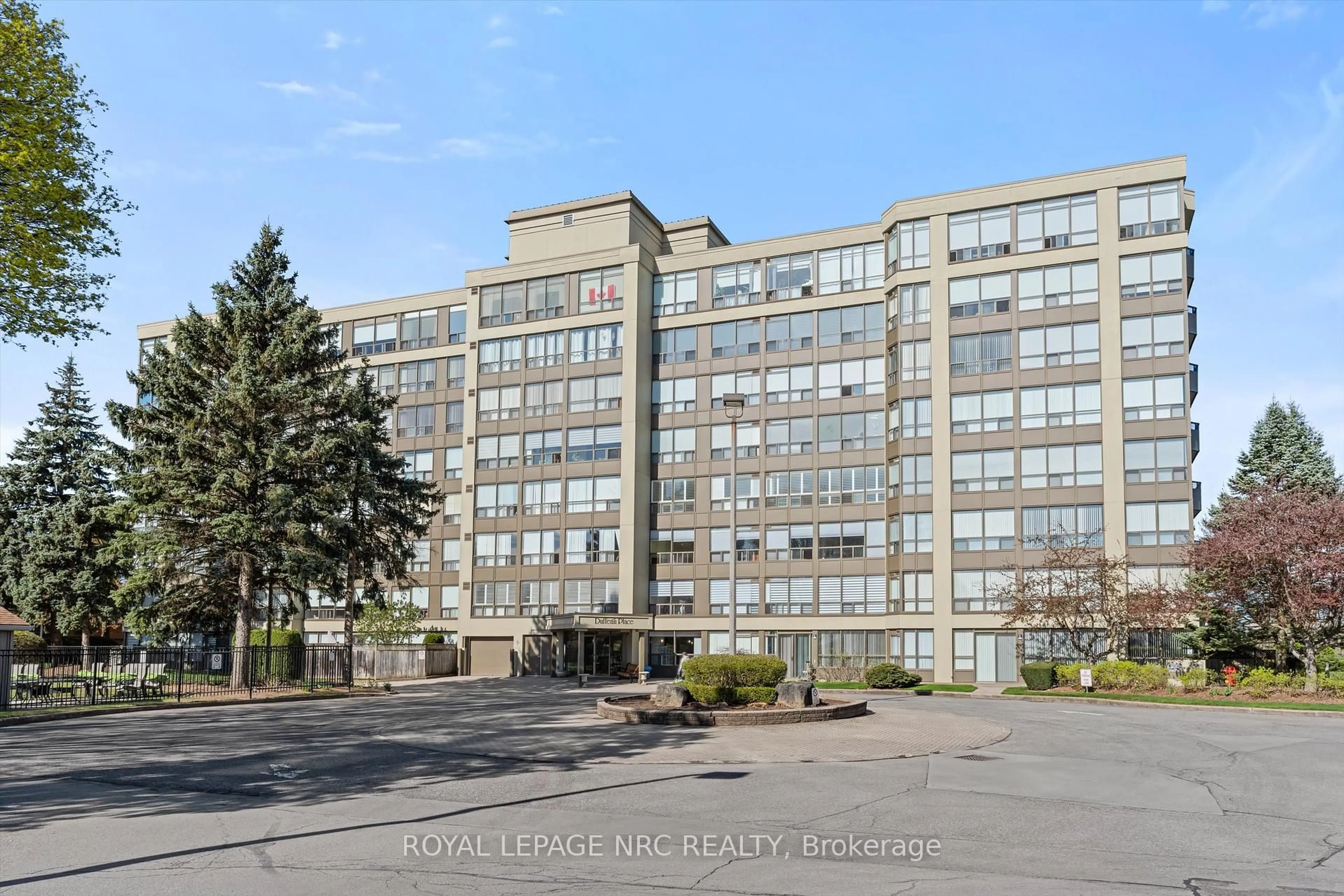 Indoor foyer for 5100 Dorchester Rd #807, Niagara Falls Ontario L2E 7H4