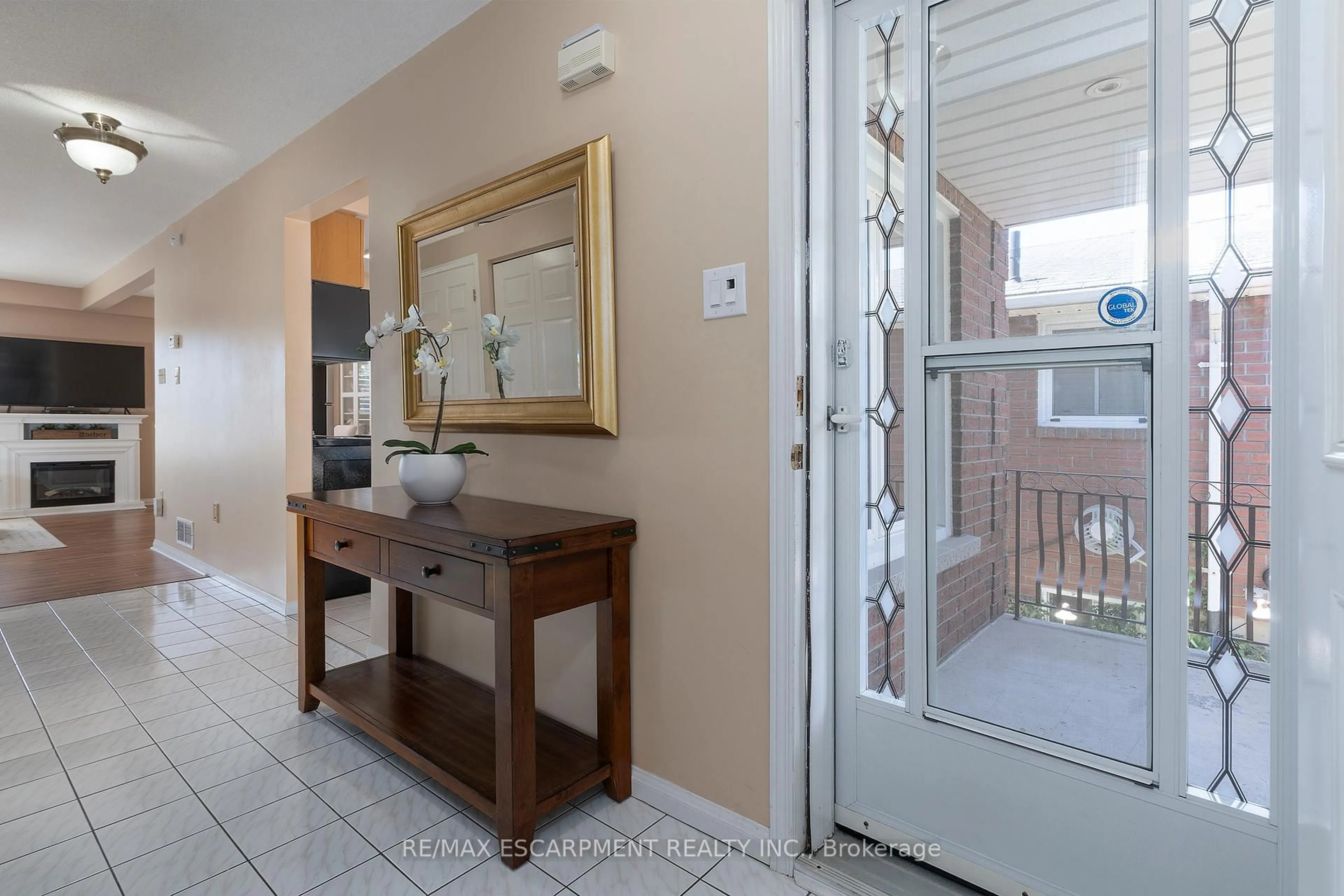 Indoor entryway for 50 Ossington Dr, Hamilton Ontario L8W 3S4