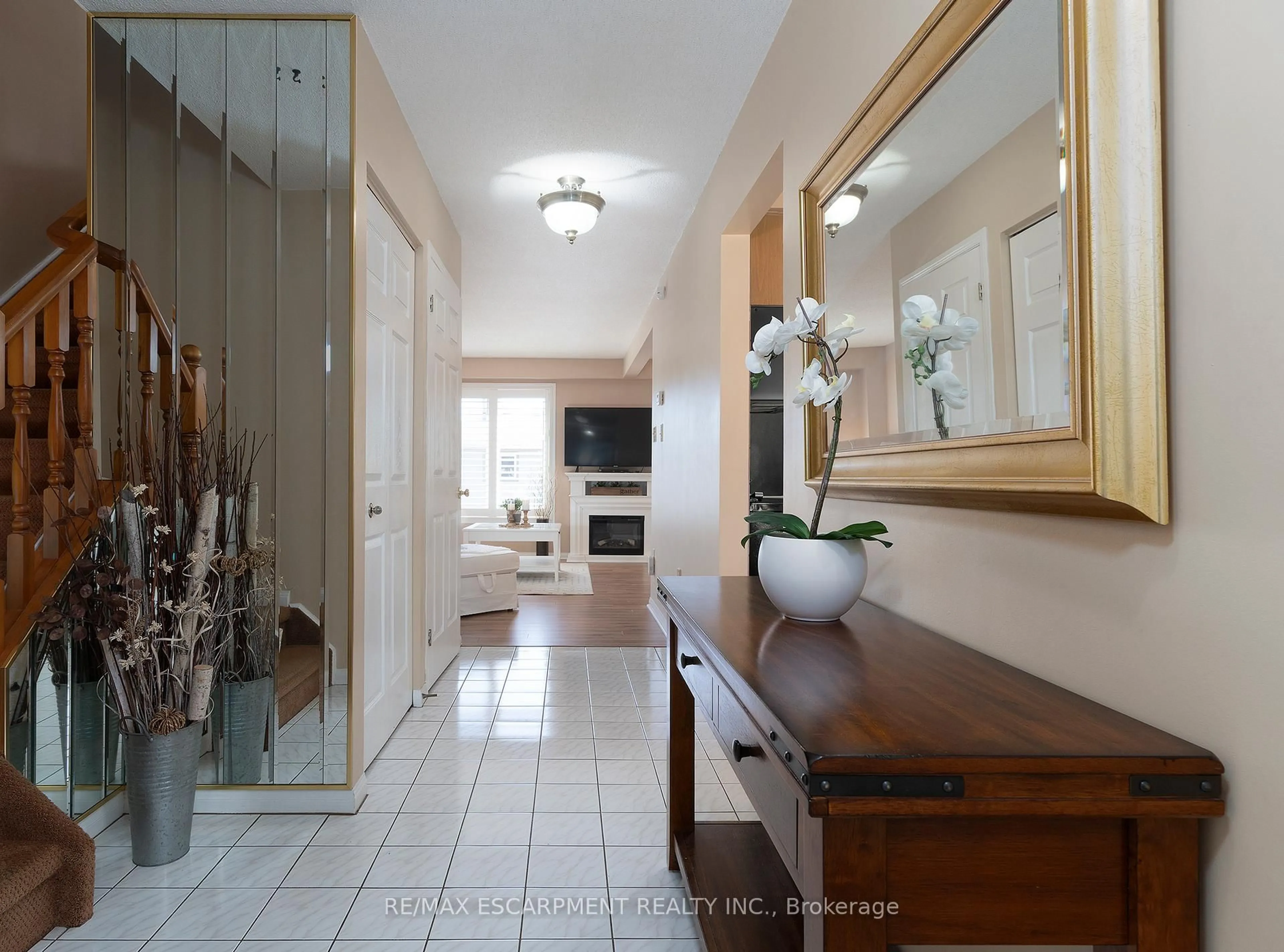 Indoor entryway for 50 Ossington Dr, Hamilton Ontario L8W 3S4