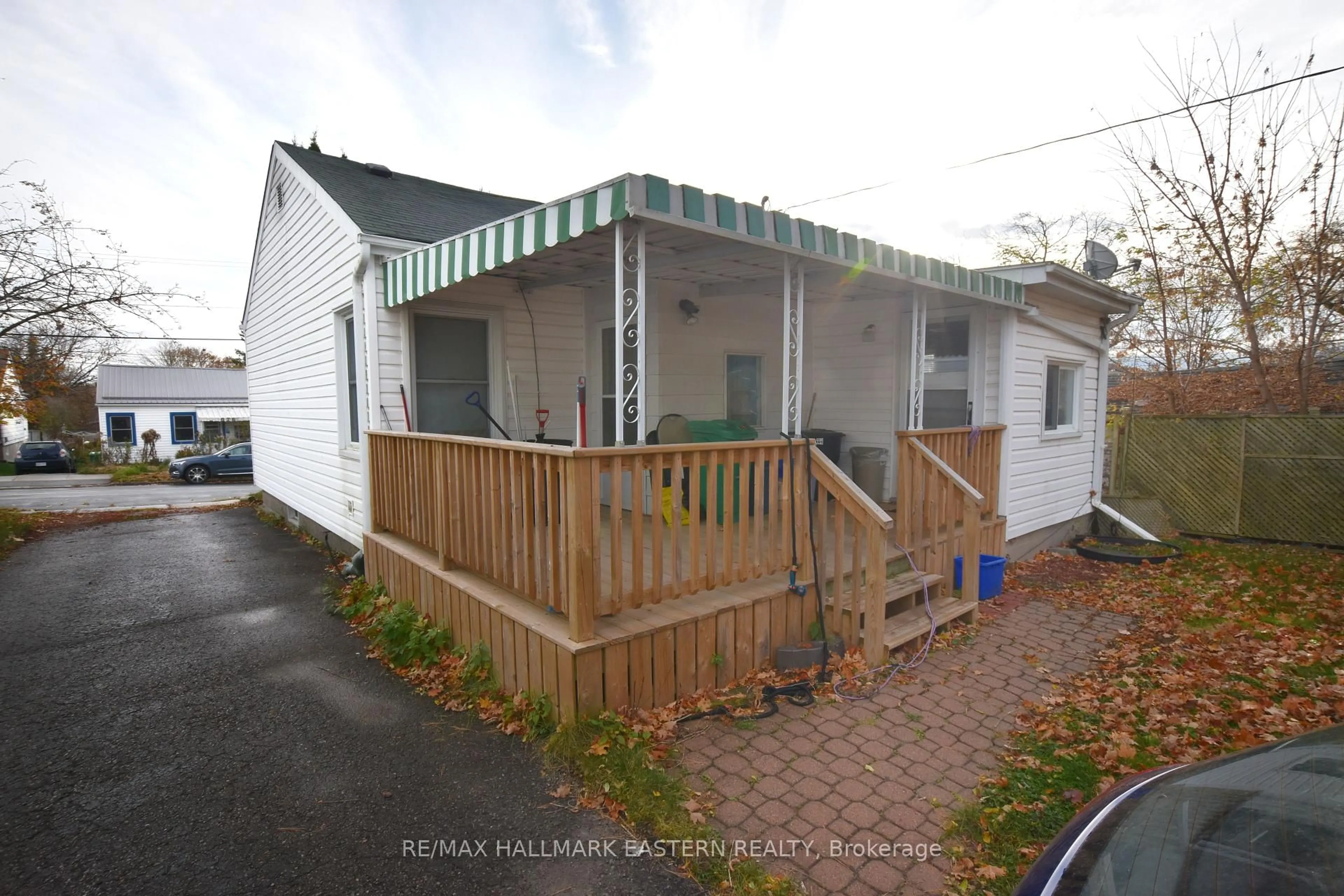 Unknown for 677 Park St, Peterborough North Ontario K9H 4S4