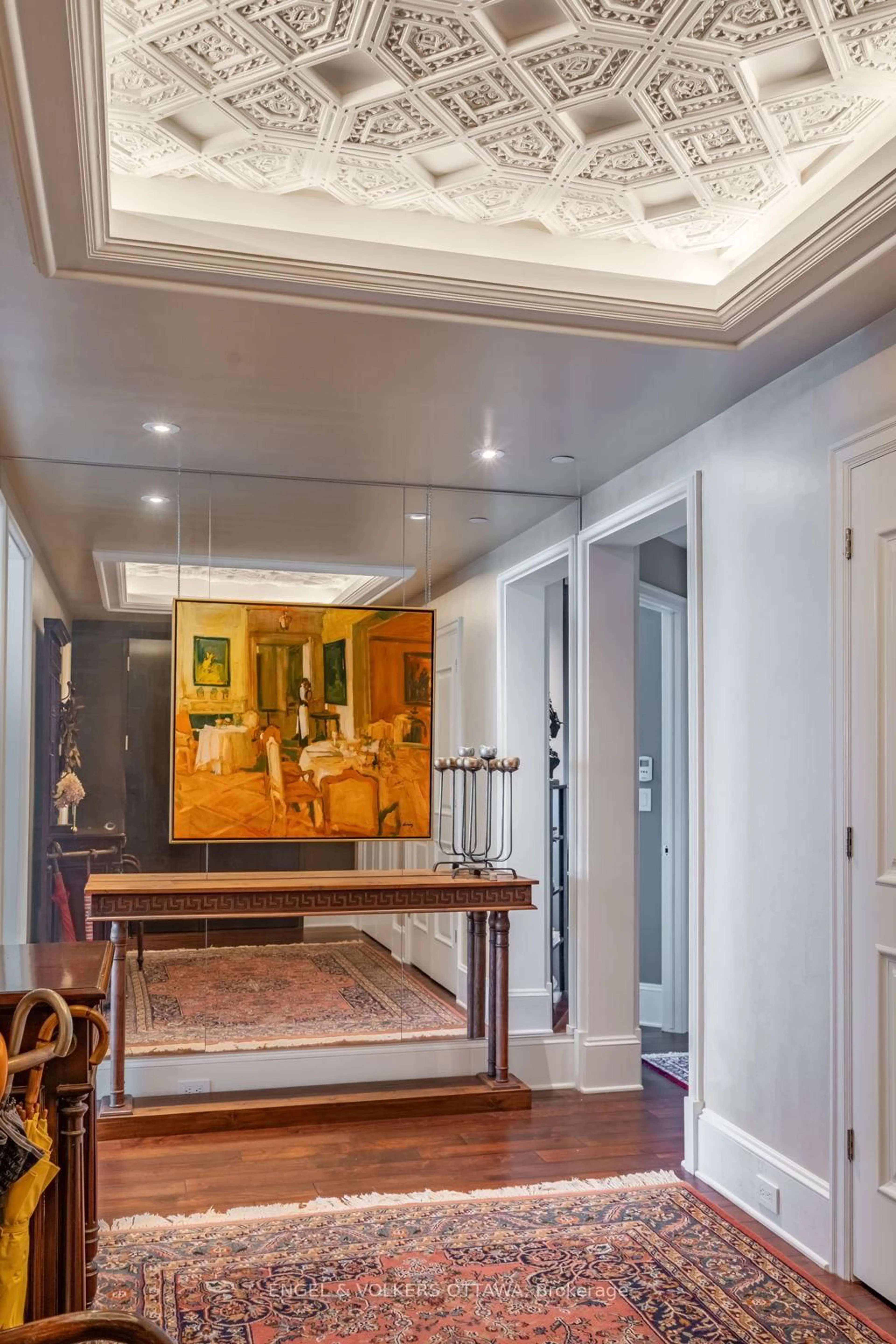 Indoor foyer for 1035 BANK St #1801, Ottawa Ontario K1S 5K3