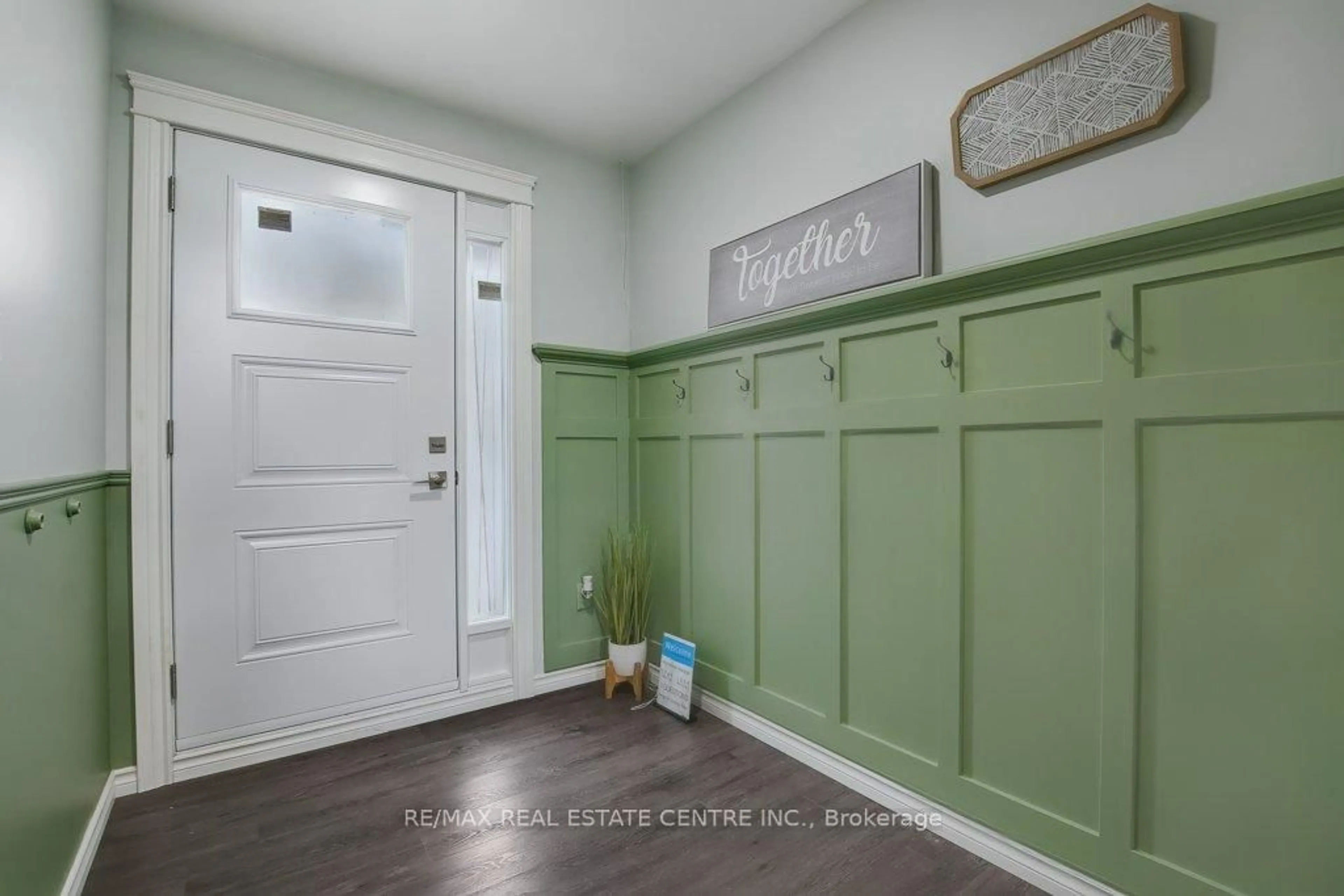 Indoor entryway for 66 Summercrest Dr #3, Hamilton Ontario L8K 6M6