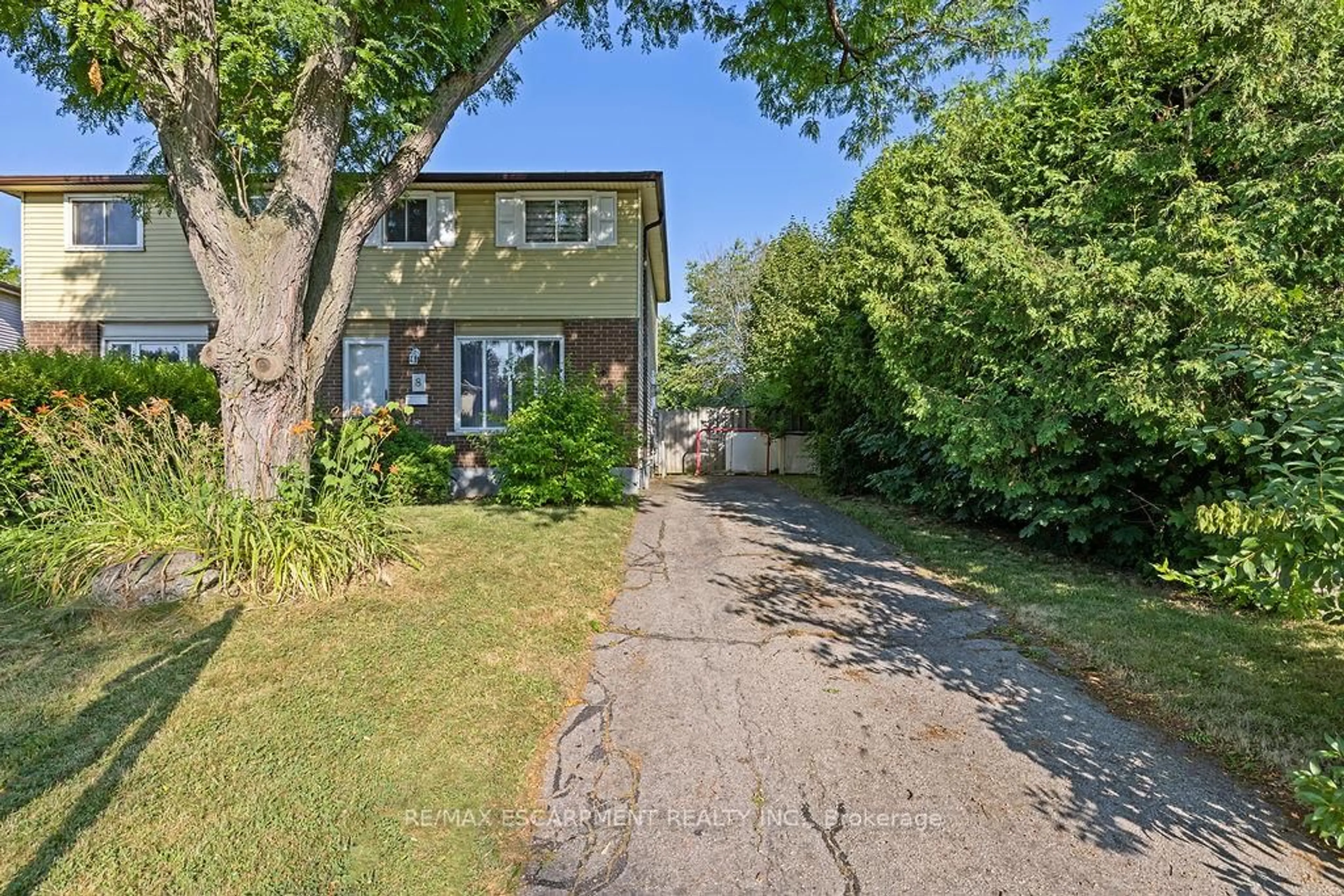 Patio, street for 8 Gerrick Crt, Hamilton Ontario L9C 6H2