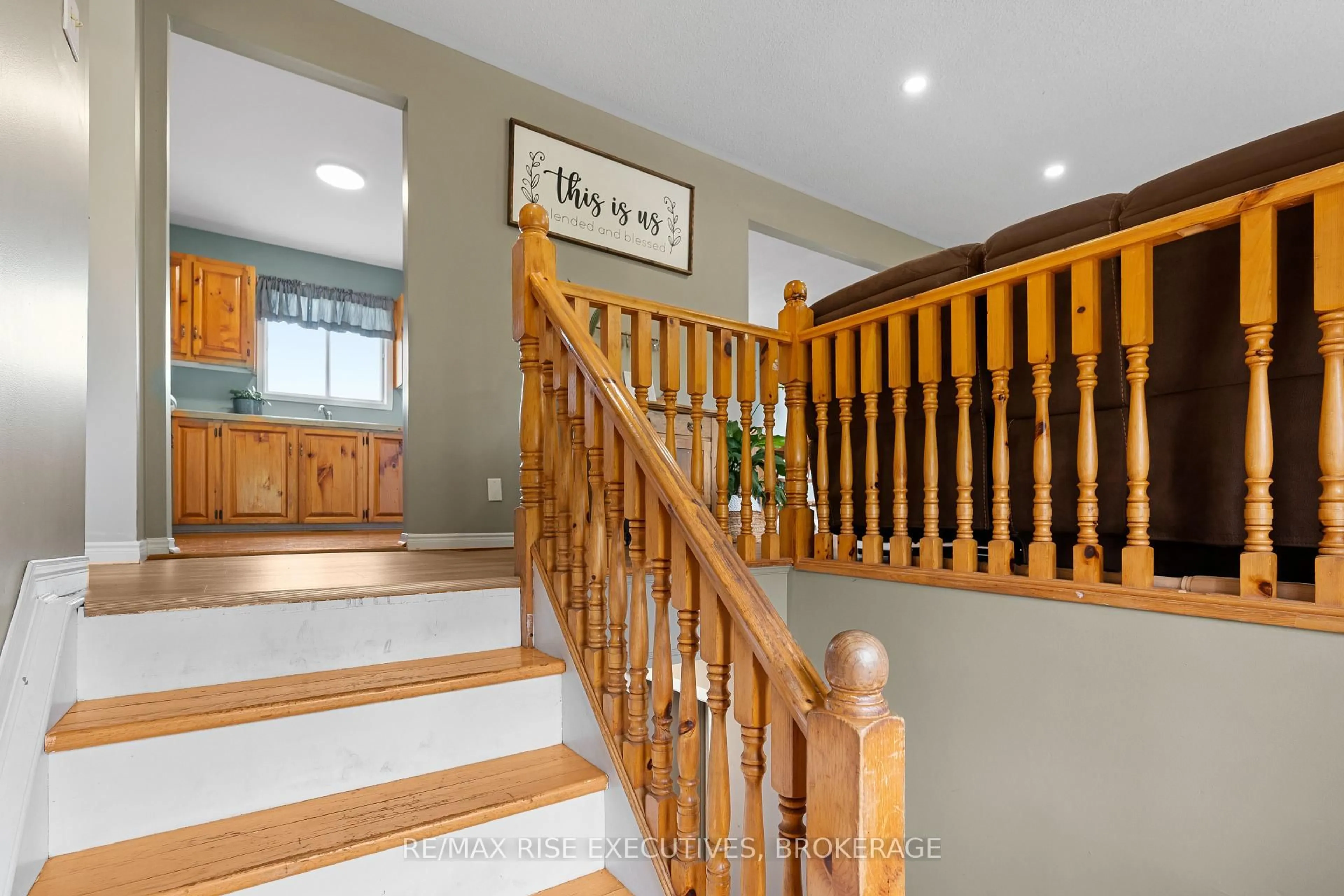 Indoor foyer for 120 Ballycanoe Rd, Front of Yonge Ontario K0E 1R0