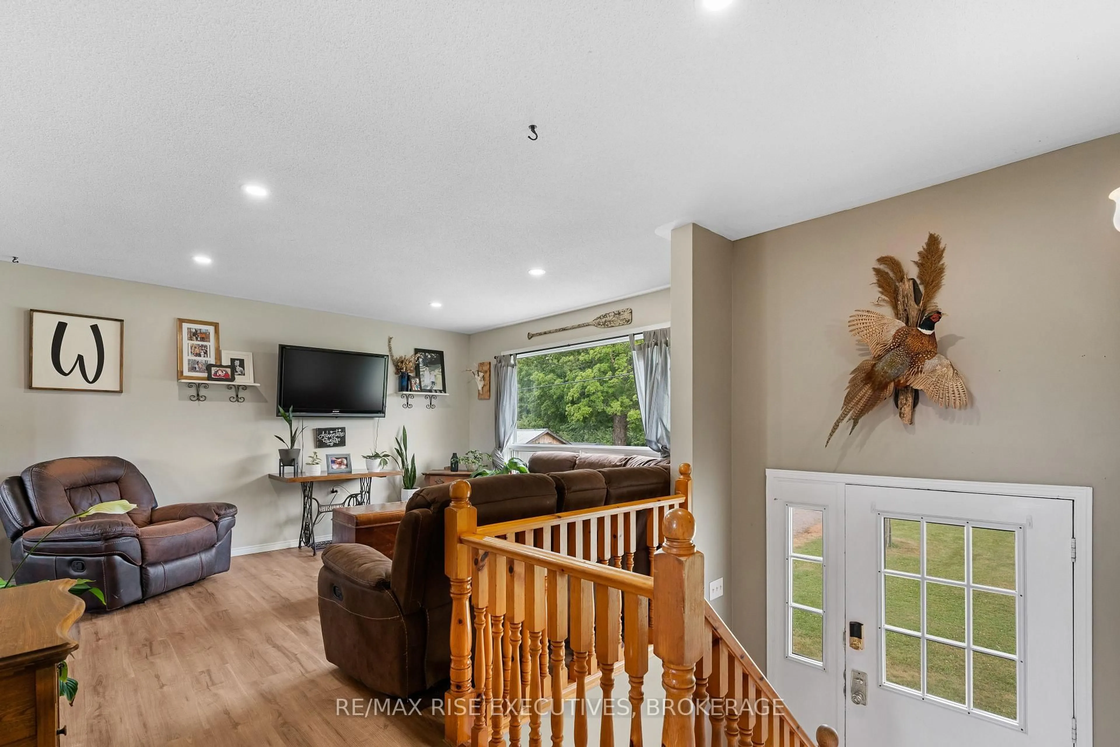 Living room with furniture, wood/laminate floor for 120 Ballycanoe Rd, Front of Yonge Ontario K0E 1R0
