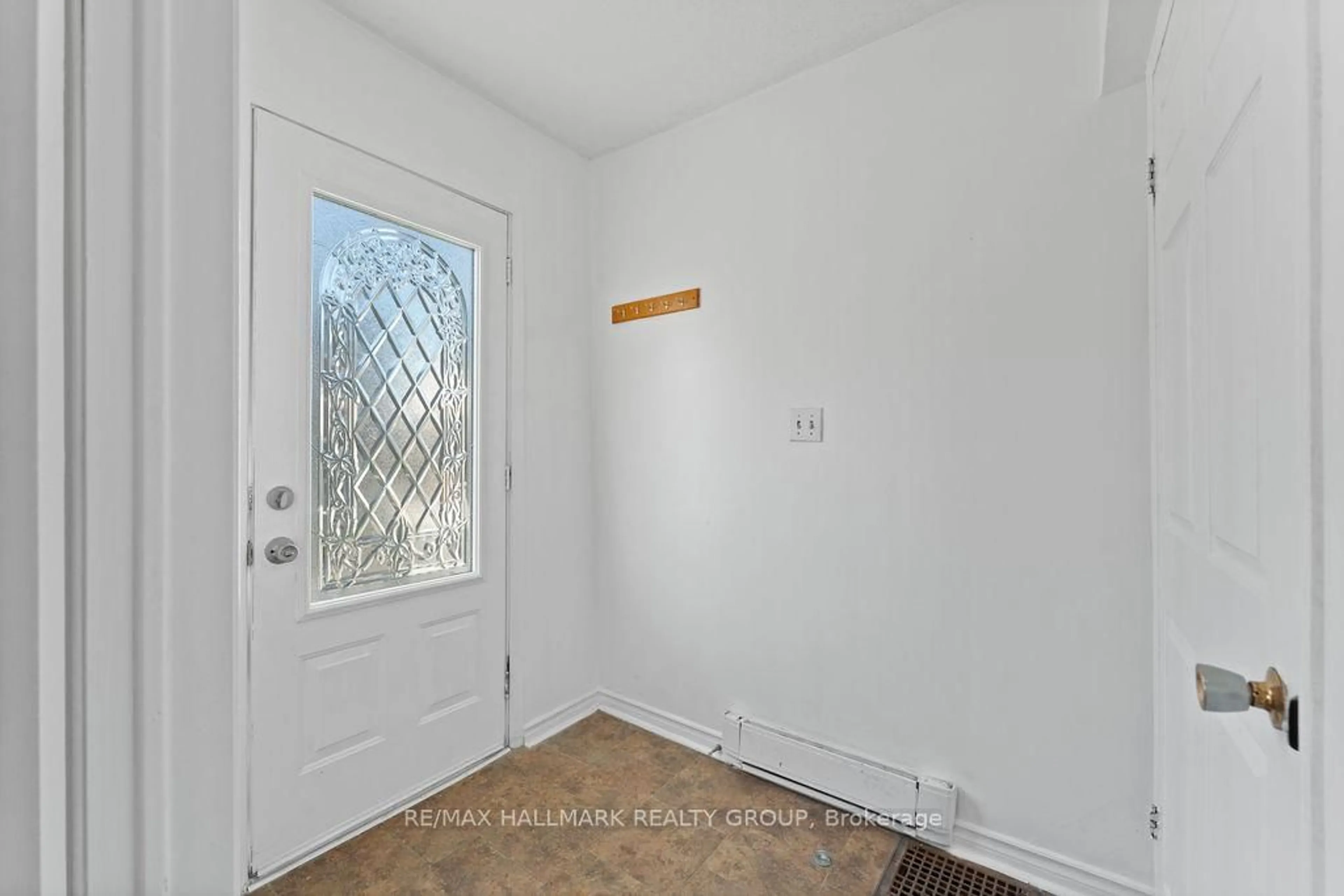 Indoor entryway for 291 Richelieu Ave, Ottawa Ontario K1L 6K1