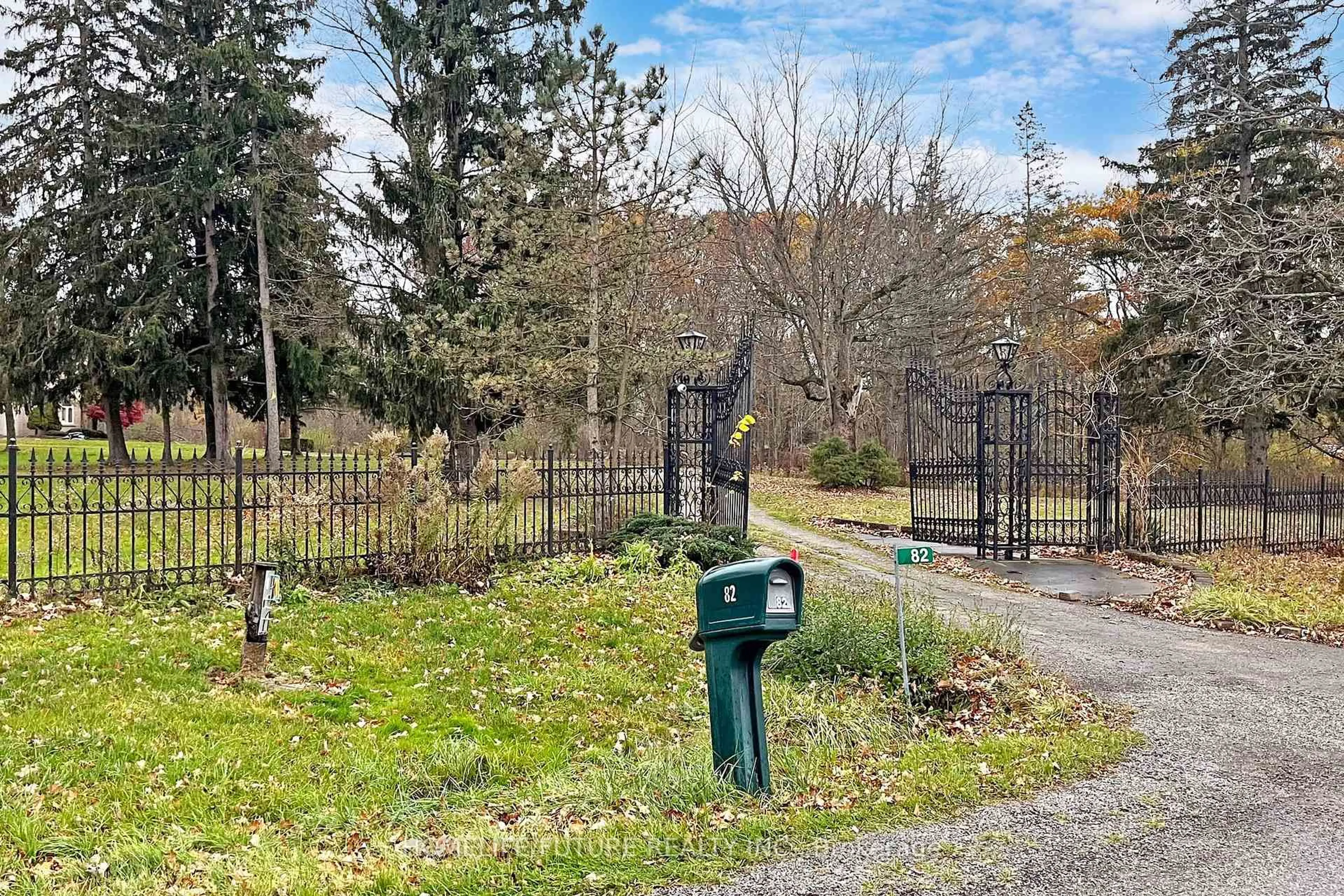 Unknown for 82 Pearson Rd, Welland Ontario L3B 5N4