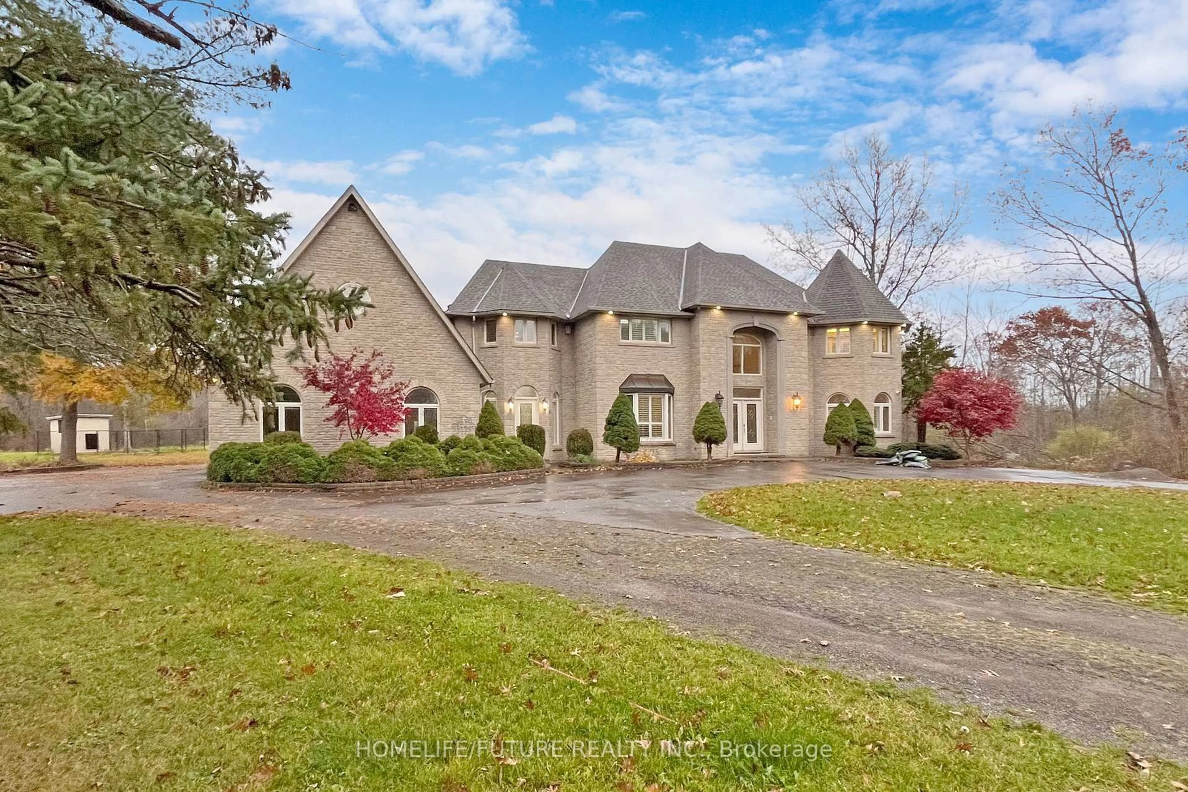 A pic from outside/outdoor area/front of a property/back of a property/a pic from drone, unknown for 82 Pearson Rd, Welland Ontario L3B 5N4