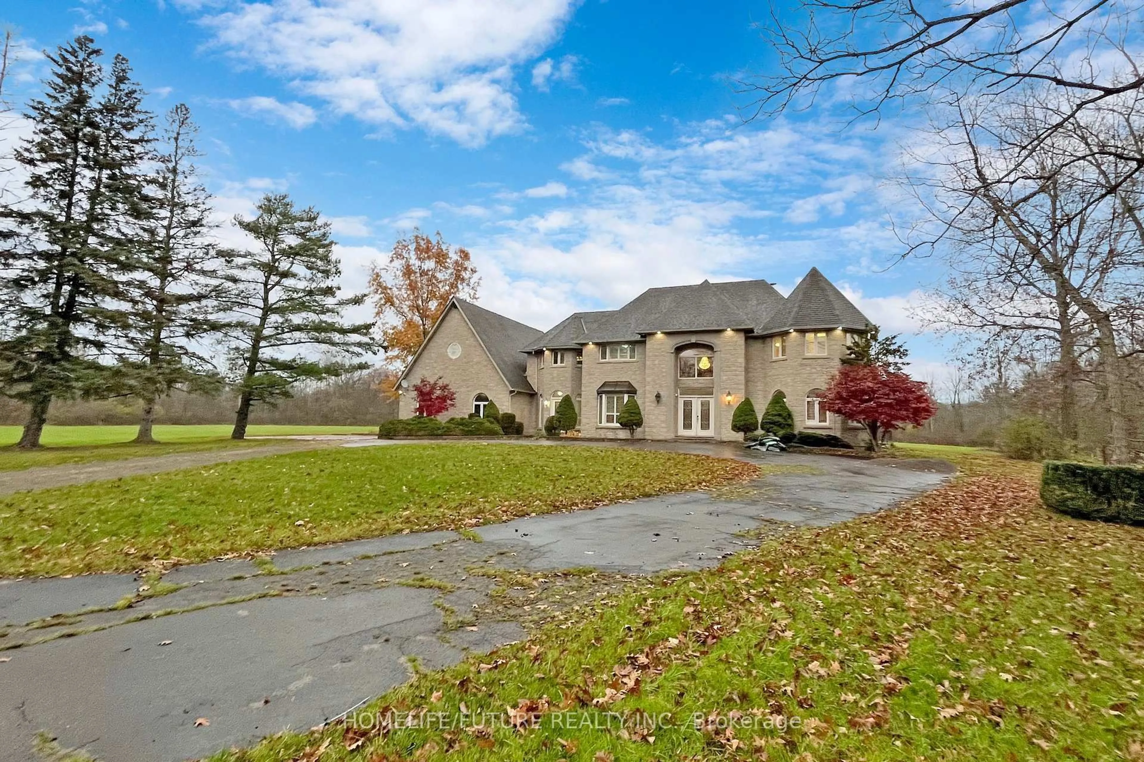 A pic from outside/outdoor area/front of a property/back of a property/a pic from drone, unknown for 82 Pearson Rd, Welland Ontario L3B 5N4