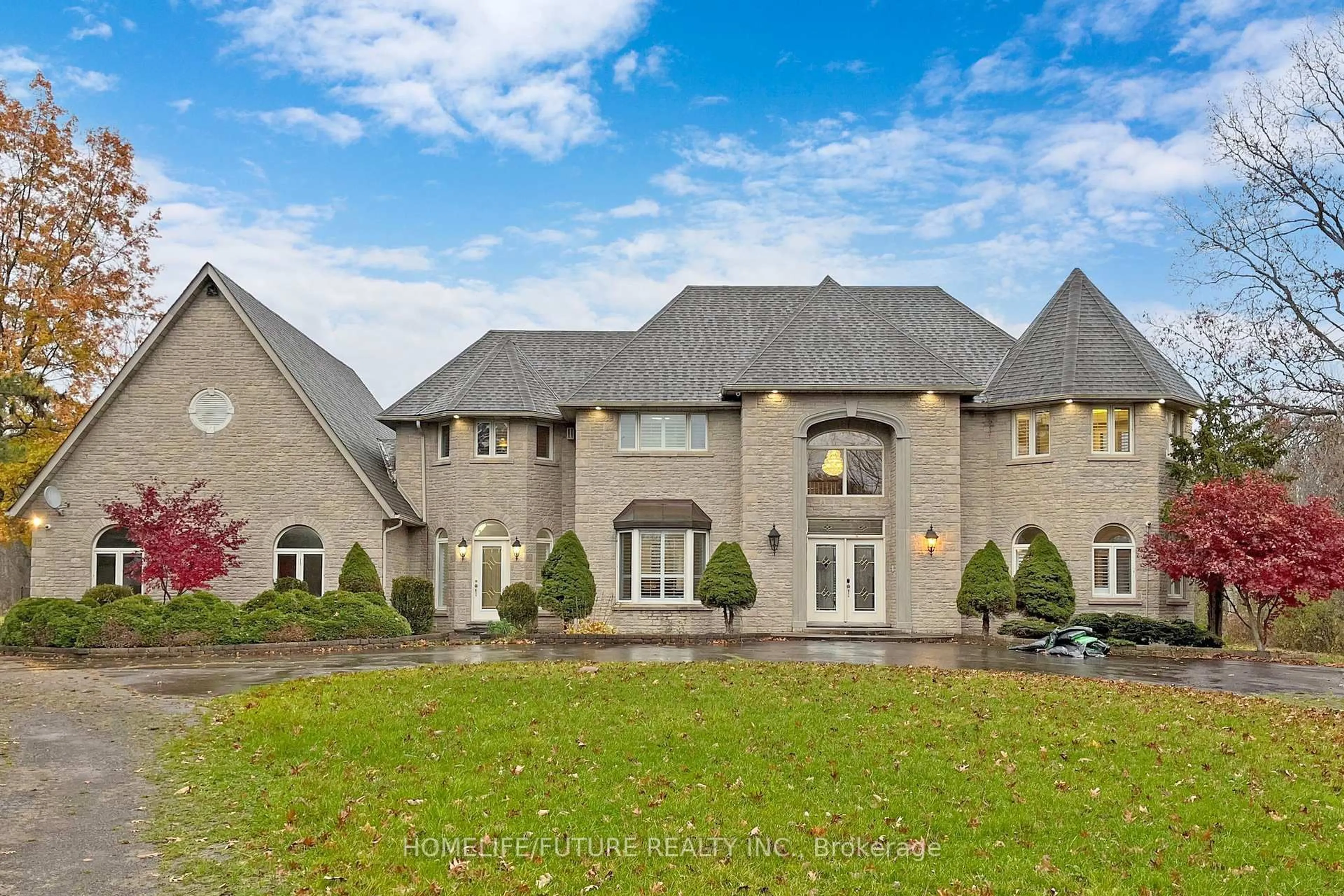A pic from outside/outdoor area/front of a property/back of a property/a pic from drone, unknown for 82 Pearson Rd, Welland Ontario L3B 5N4