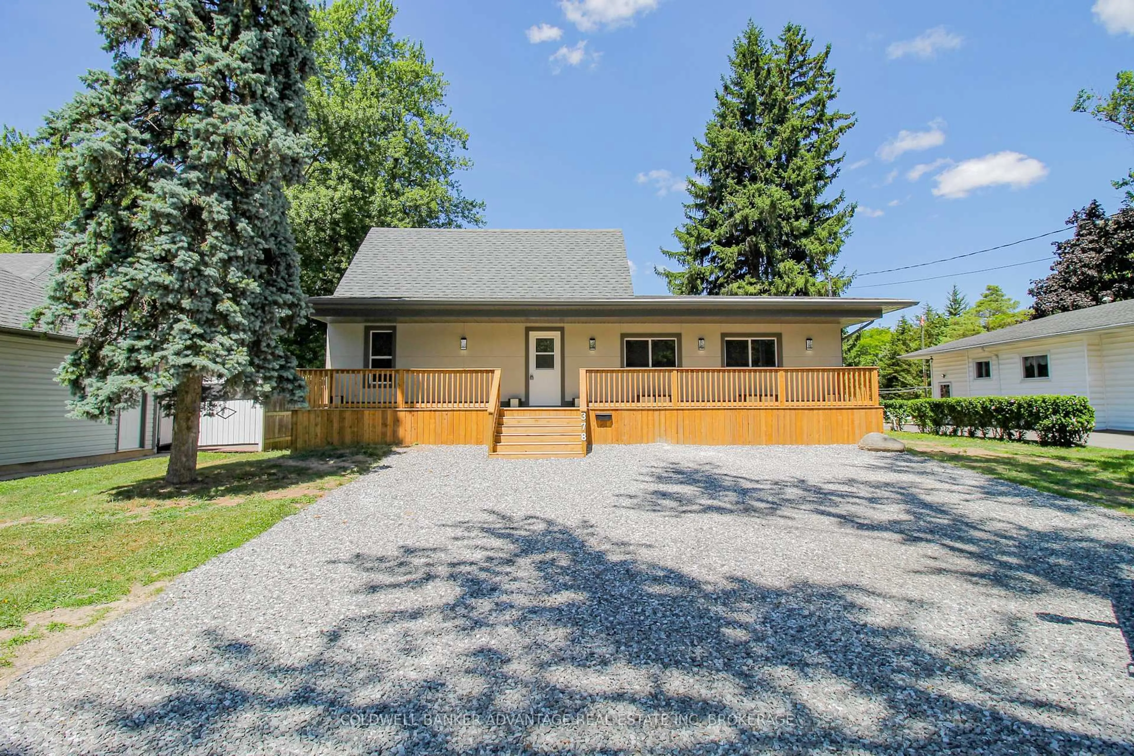 Home with vinyl exterior material, street for 378 Thorold Rd, Welland Ontario L3C 3W6