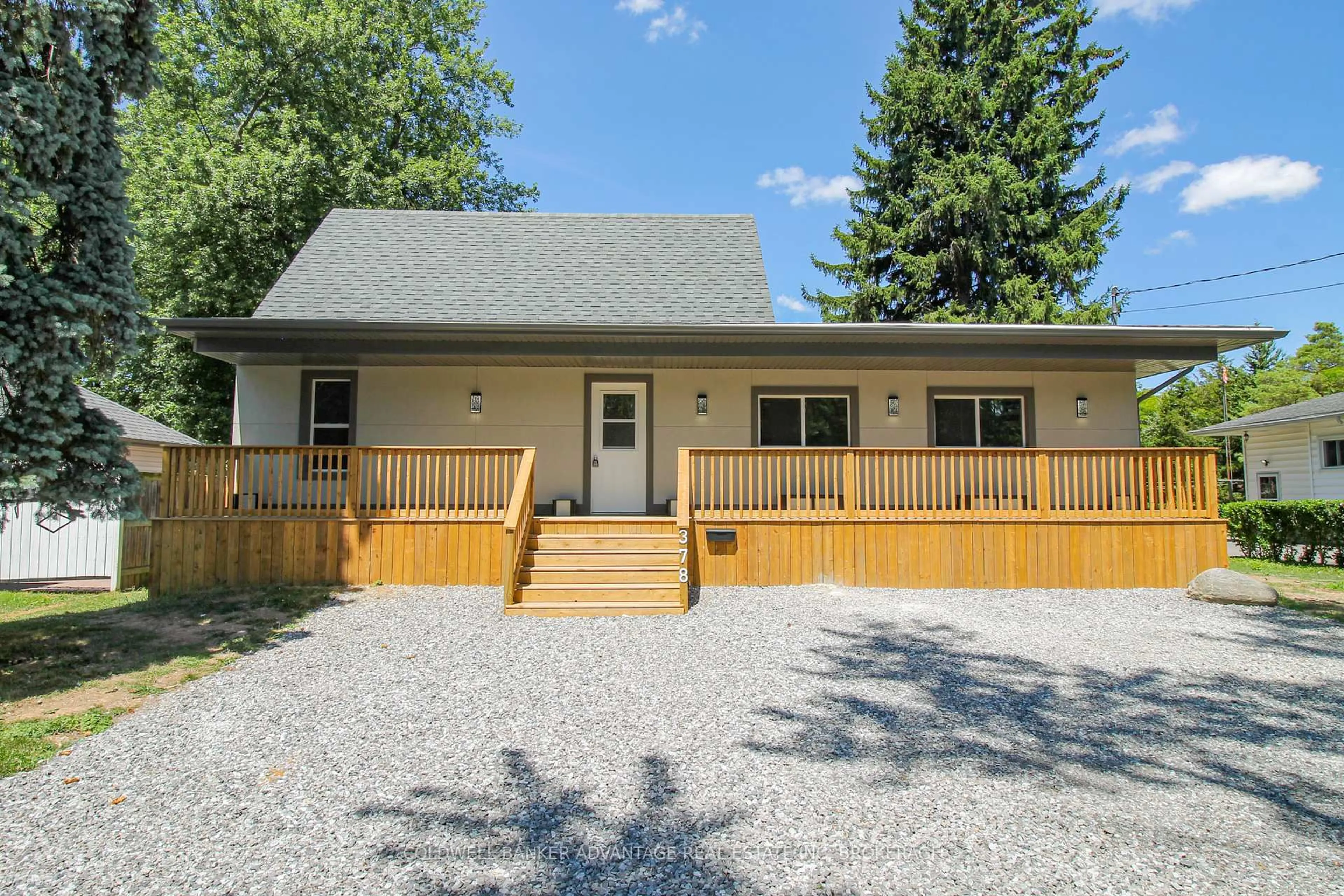 Home with vinyl exterior material, street for 378 Thorold Rd, Welland Ontario L3C 3W6