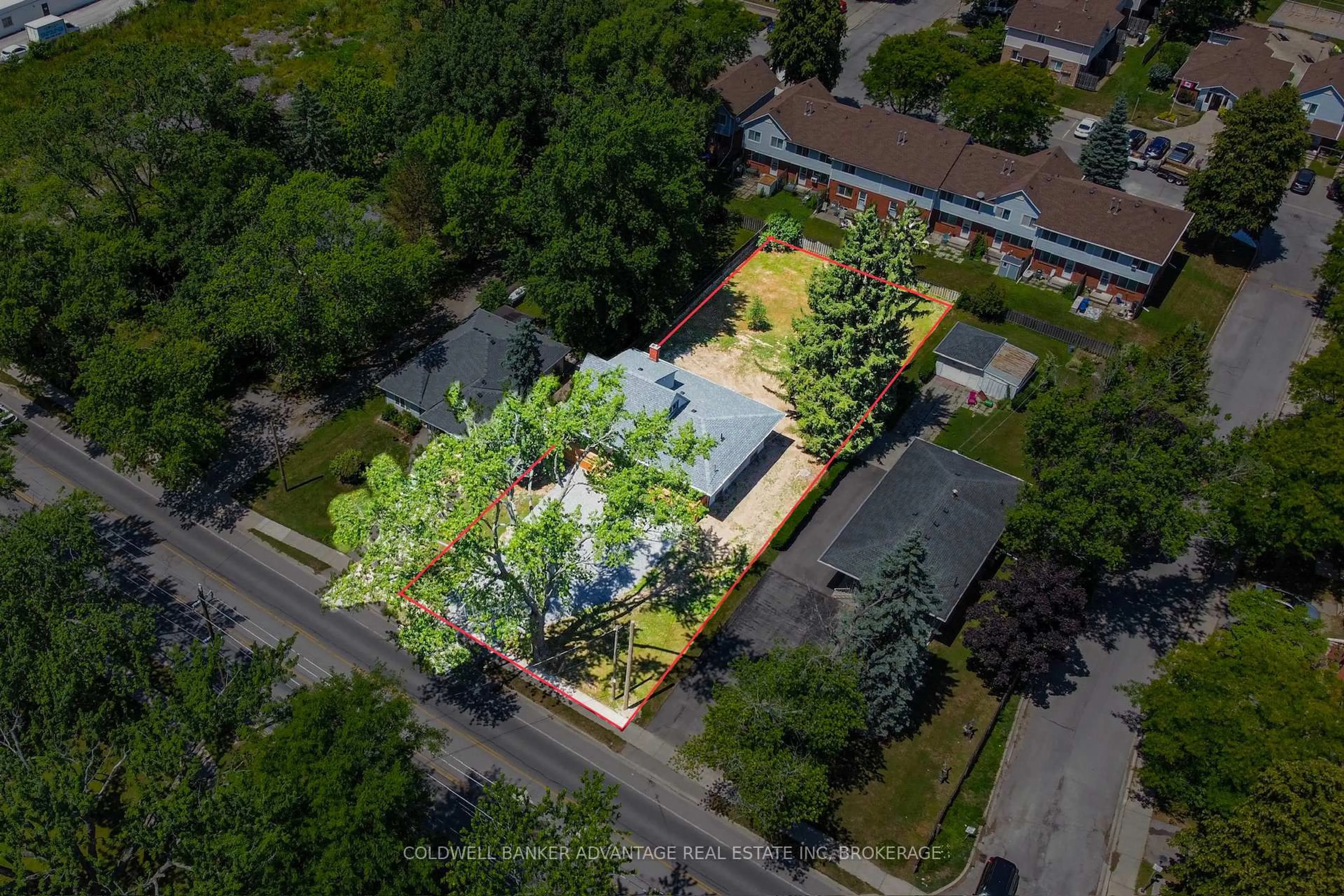 A pic from outside/outdoor area/front of a property/back of a property/a pic from drone, street for 378 Thorold Rd, Welland Ontario L3C 3W6