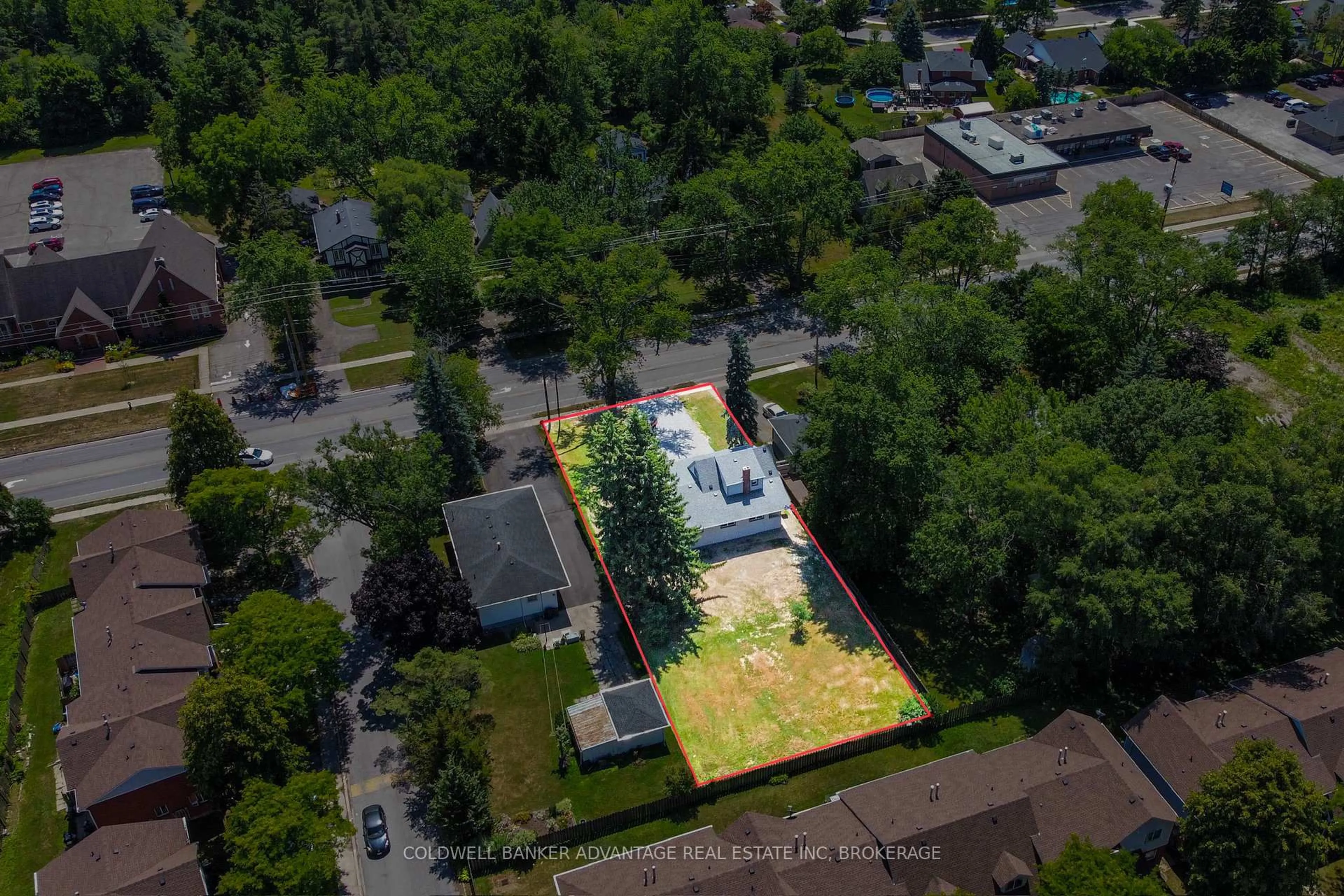 A pic from outside/outdoor area/front of a property/back of a property/a pic from drone, street for 378 Thorold Rd, Welland Ontario L3C 3W6
