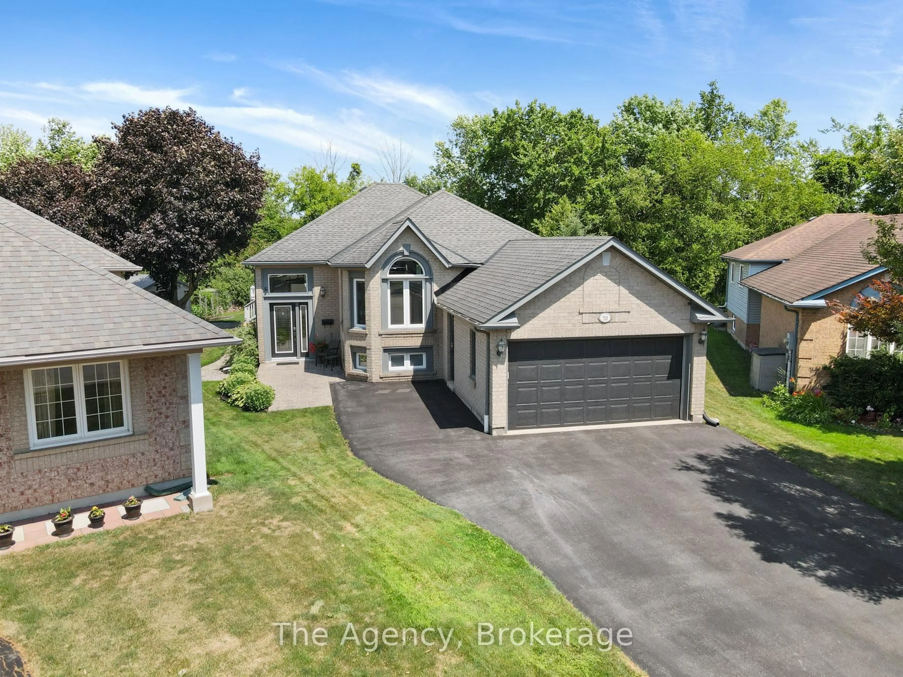 A pic from outside/outdoor area/front of a property/back of a property/a pic from drone, street for 70 Jefferson Crt, Welland Ontario L3C 7G4
